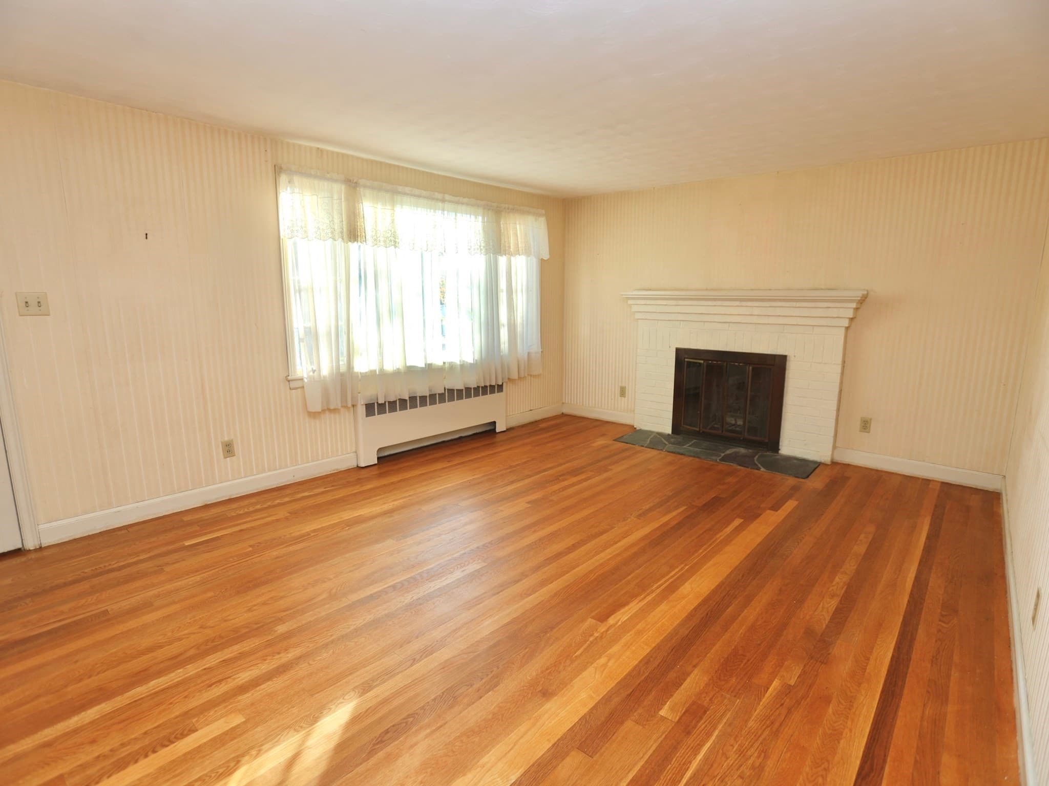 Single Family Residence at 6 Rochelle St, Worcester MA 01606, Worcester, photo 3 of 12