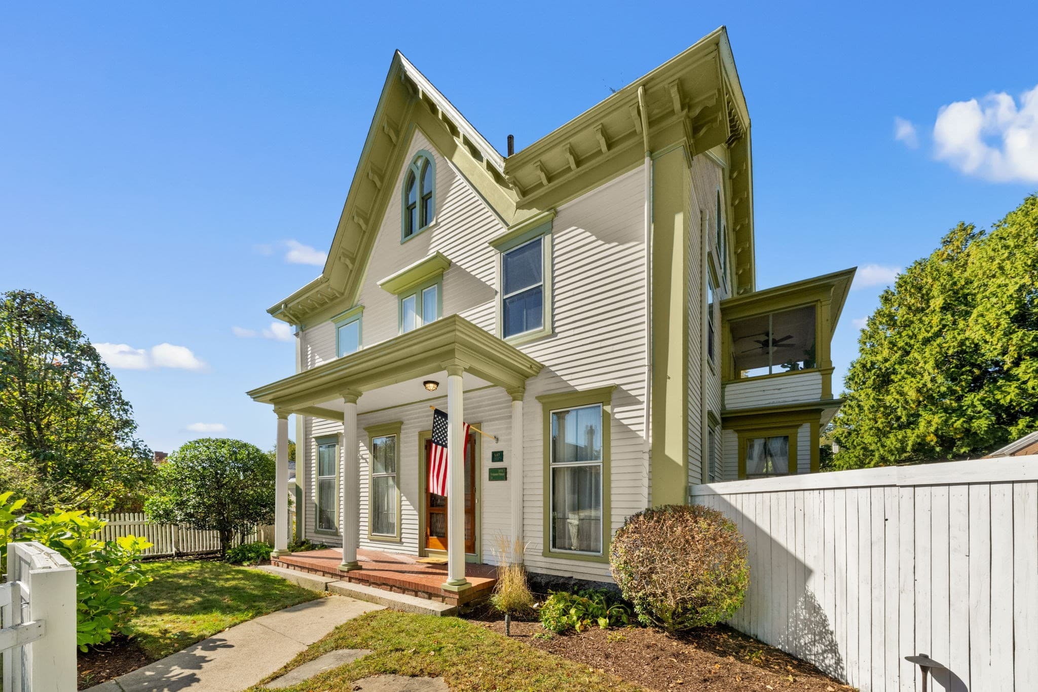 Single Family Residence at 117 Cottage St, New Bedford MA 02740, New Bedford, photo 3 of 42