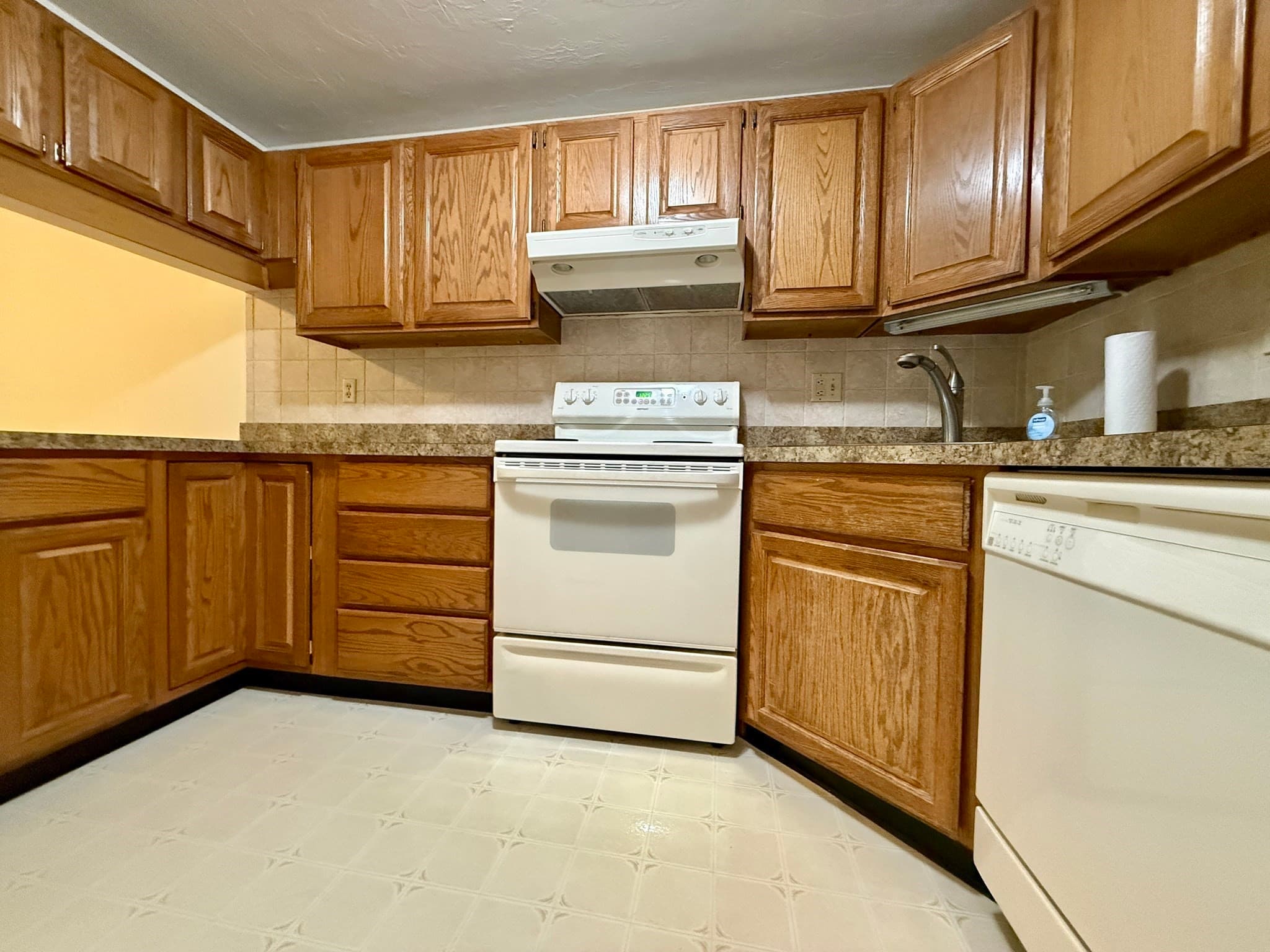 Condominium at 7 Victoria Drive # 1, Auburn MA 01501, Auburn, photo 6 of 28