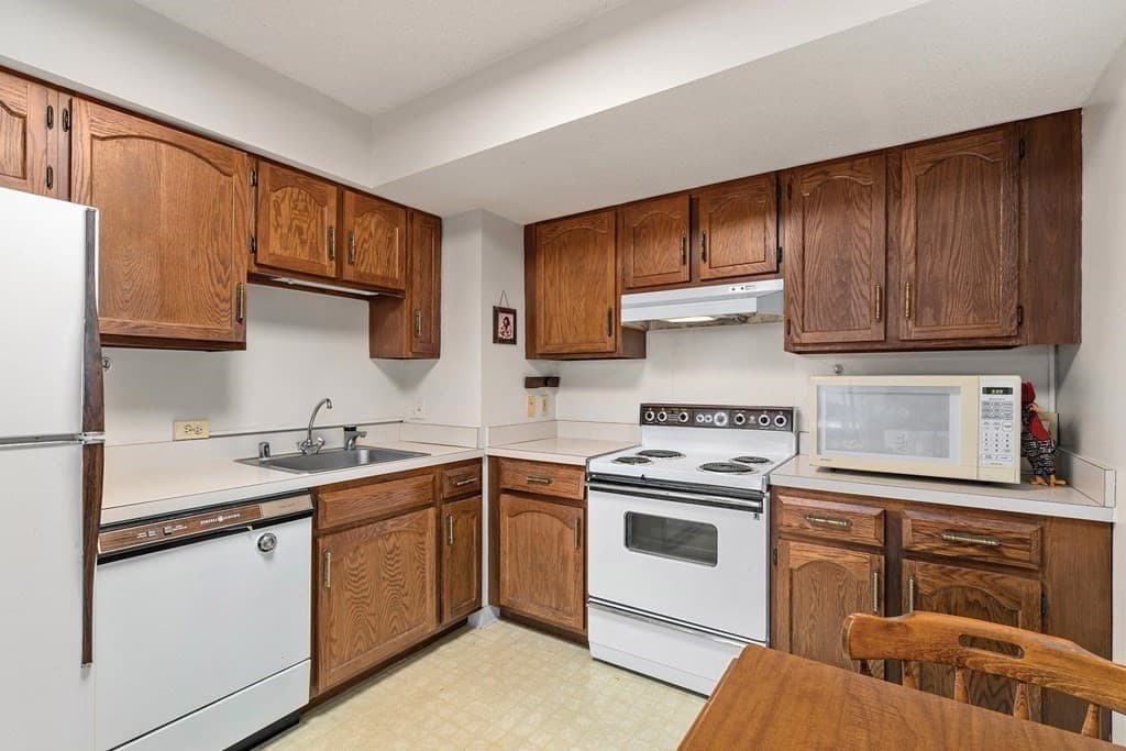 Condominium at 250 Hammond Pond Parkway # 1611S, Newton MA 02467, Newton, photo 8 of 13