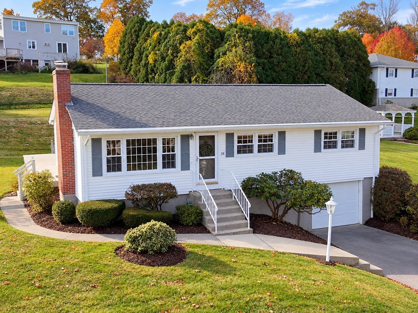 16 Hycrest Dr, Worcester MA 01606