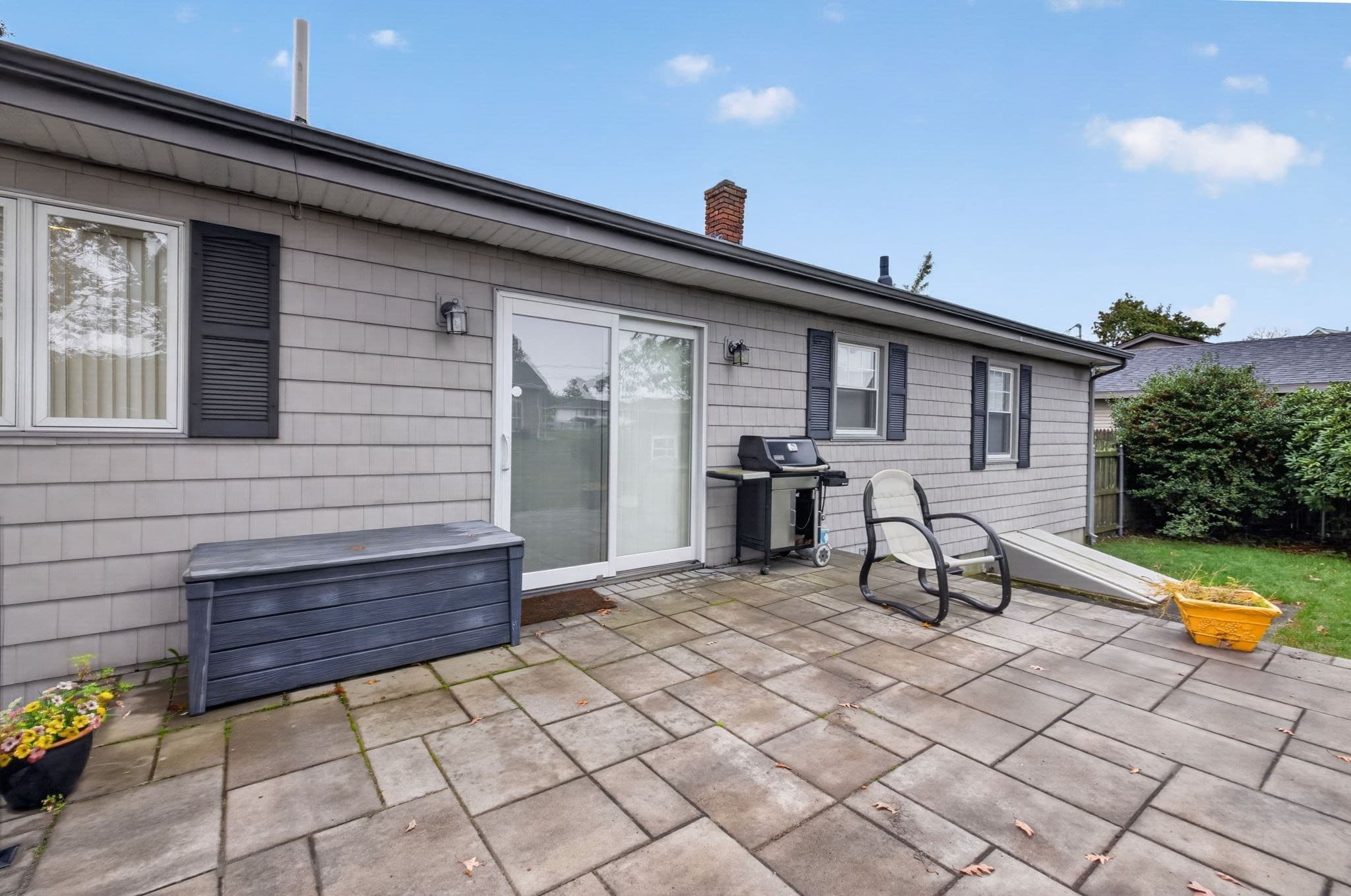 Single Family Residence at 208 Frost St, Fall River MA 02721, Fall River, photo 3 of 17