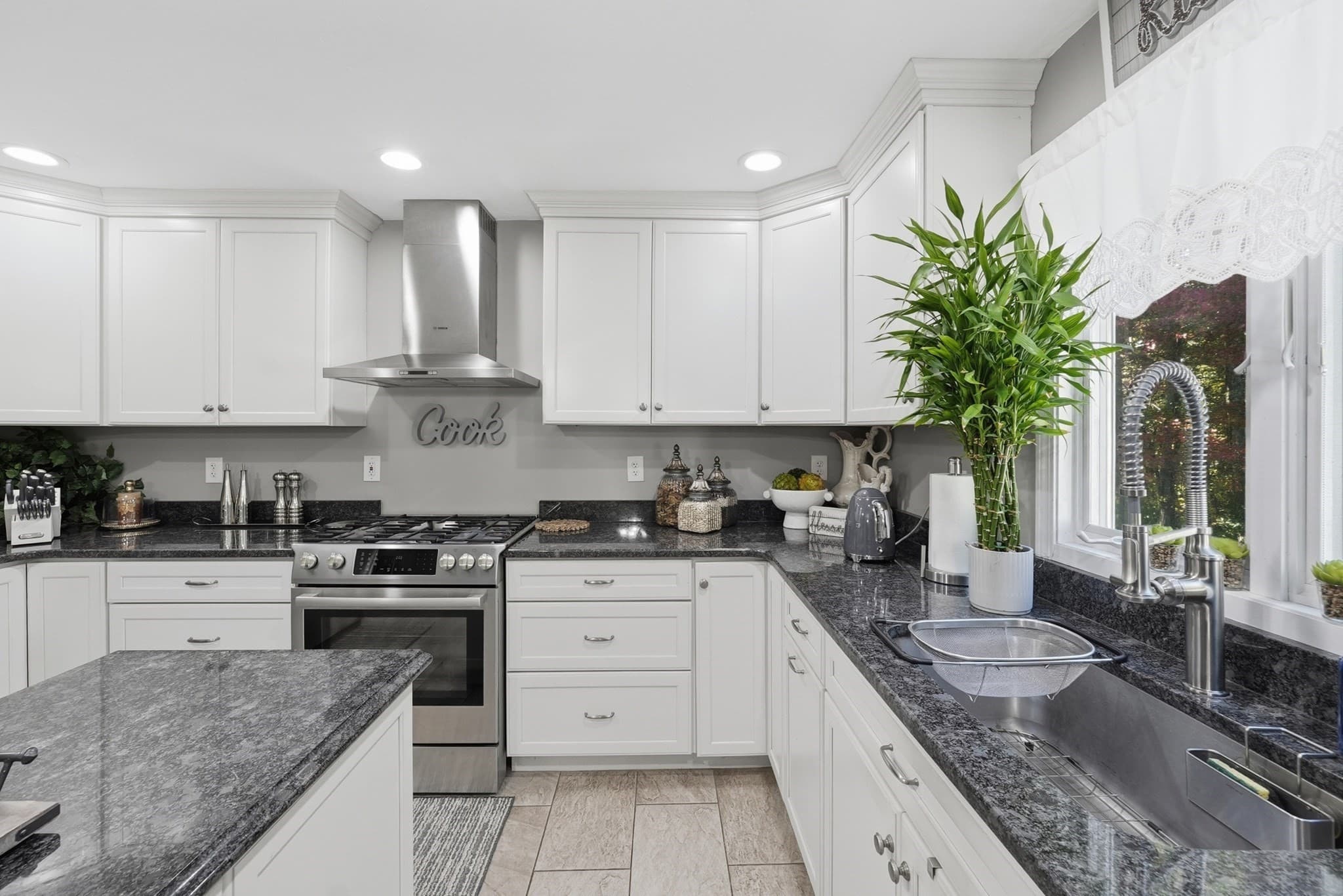 Single Family Residence at 31 Knollwood Dr, Charlton MA 01507, Charlton, photo 9 of 42