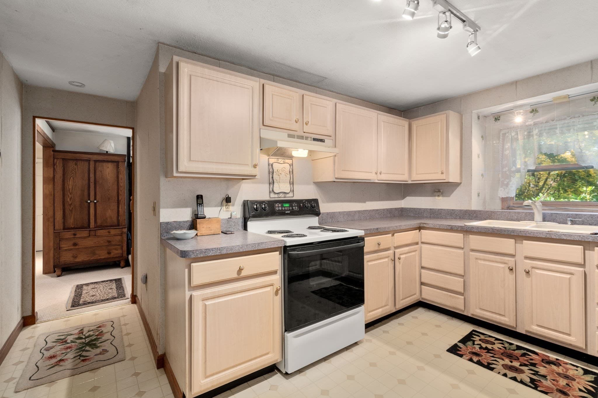 Single Family Residence at 465 Greenwood St, Millbury MA 01527, Millbury, photo 10 of 29