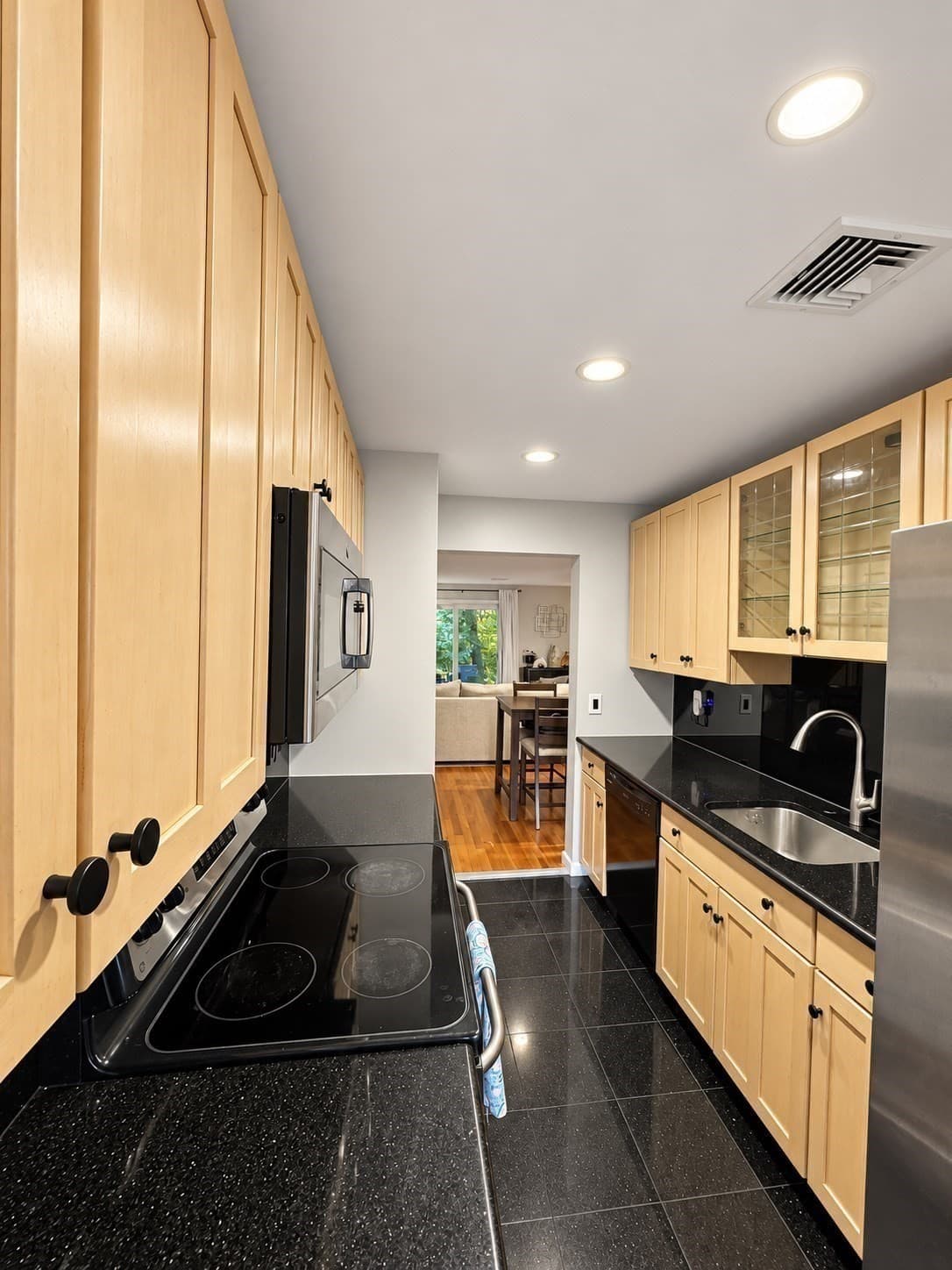 Condominium at 97 Oakwood Lane # 97, Worcester MA 01604, Worcester, photo 6 of 30