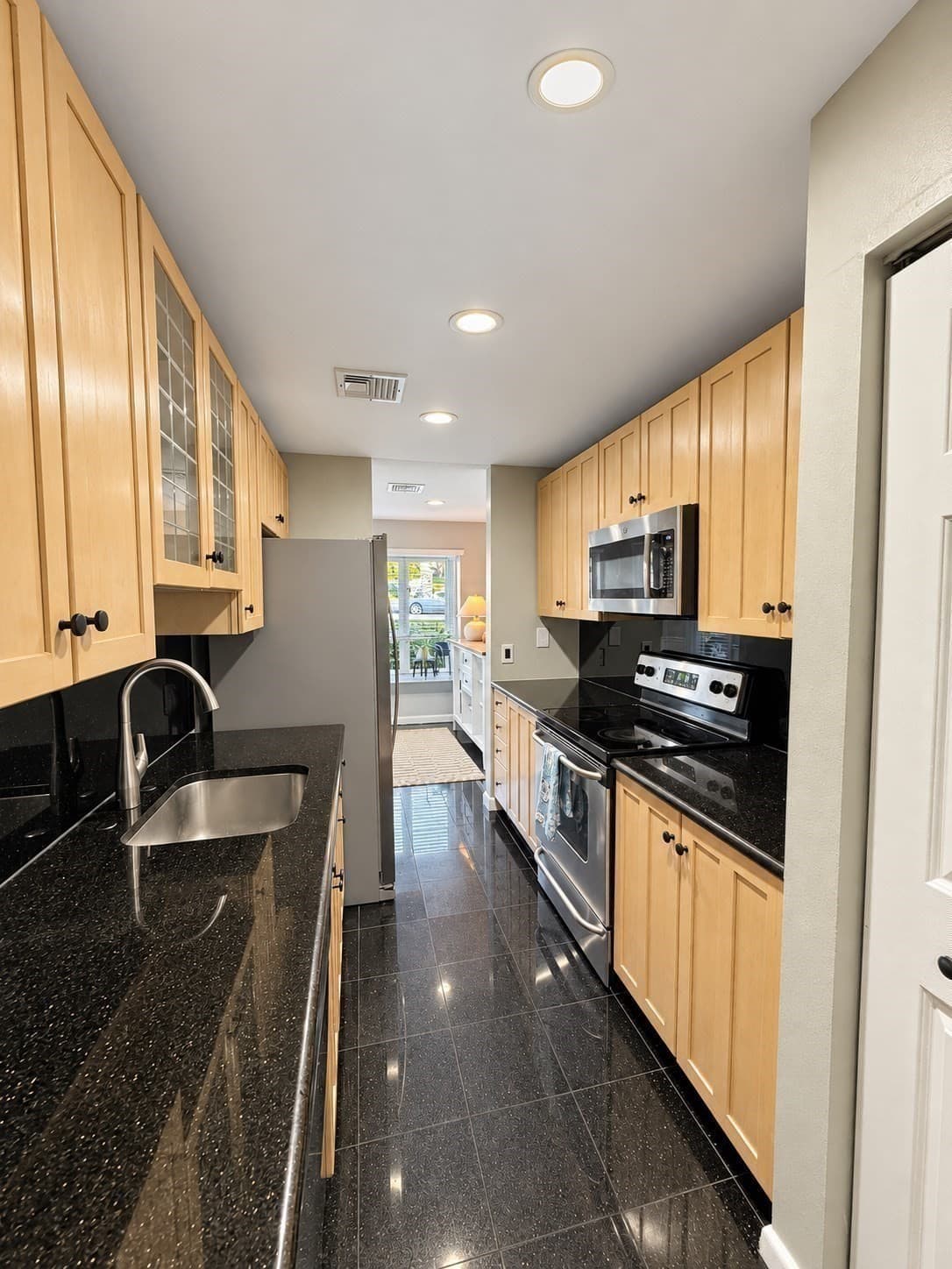 Condominium at 97 Oakwood Lane # 97, Worcester MA 01604, Worcester, photo 5 of 30