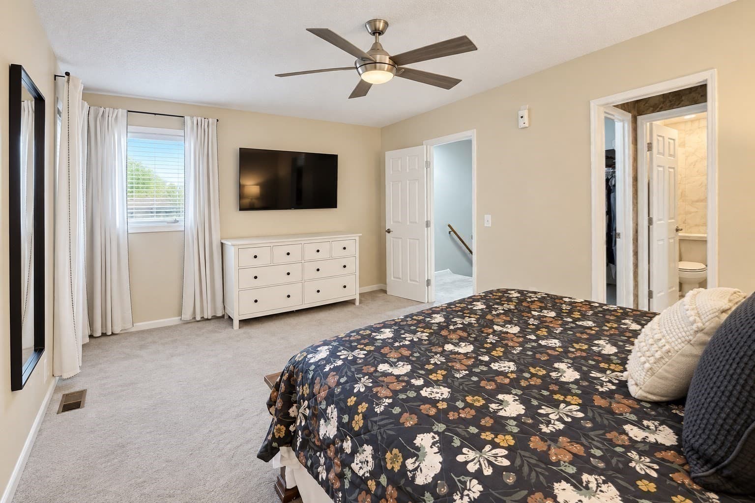 Condominium at 97 Oakwood Lane # 97, Worcester MA 01604, Worcester, photo 15 of 30