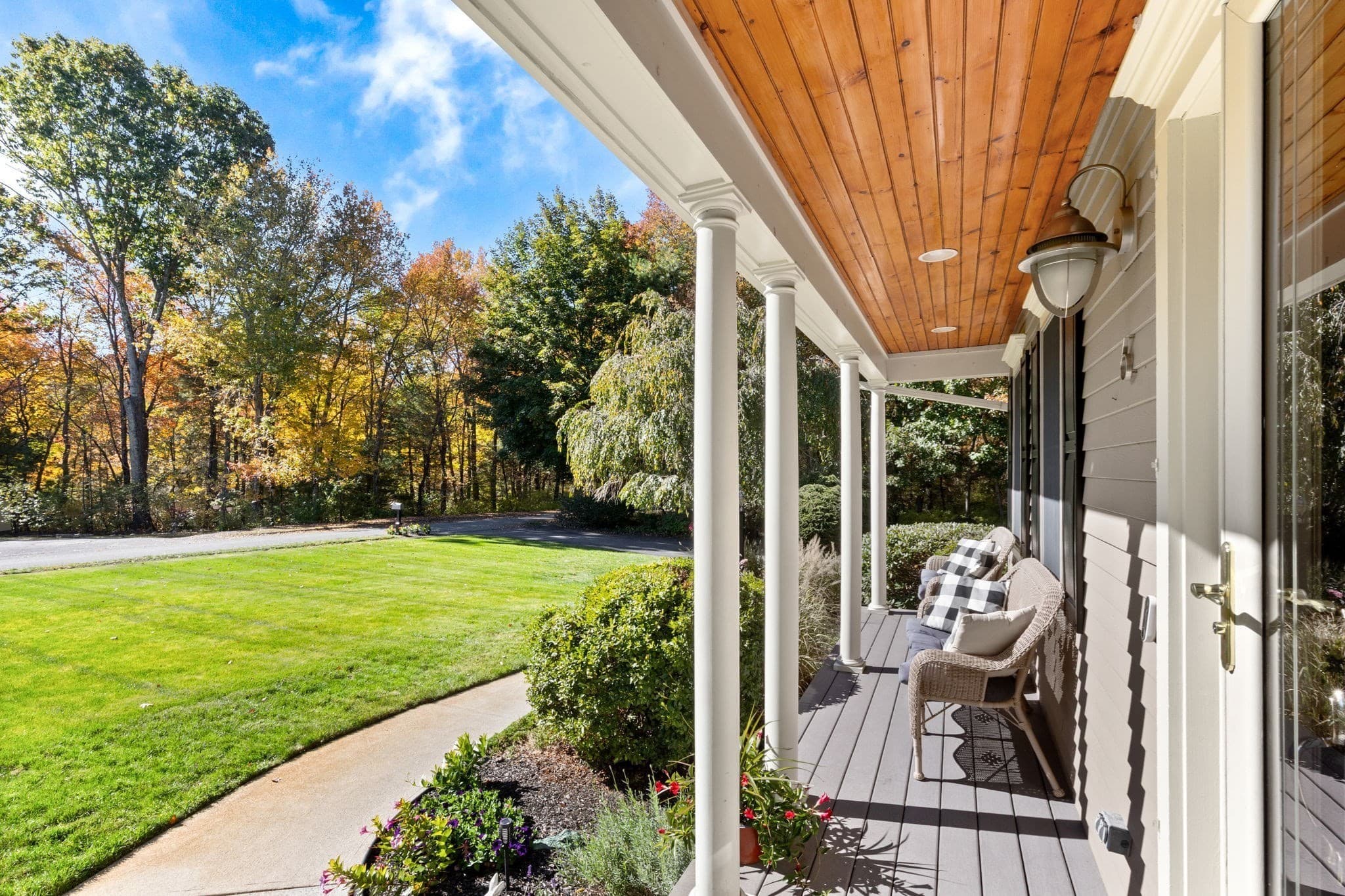 Single Family Residence at 6 Mayhew Farm Dr, Mansfield MA 02048, photo 3 of 42