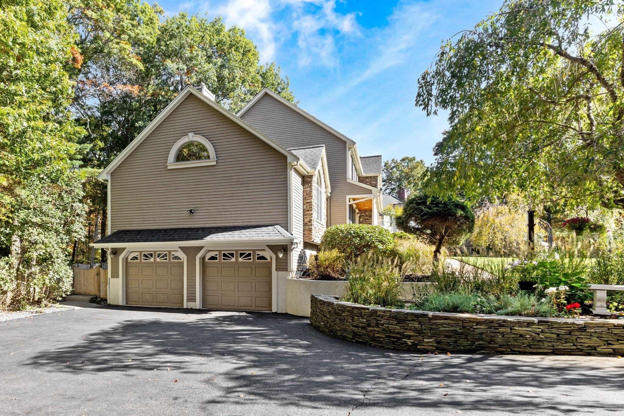 Single Family Residence at 6 Mayhew Farm Dr, Mansfield MA 02048, photo 5 of 42
