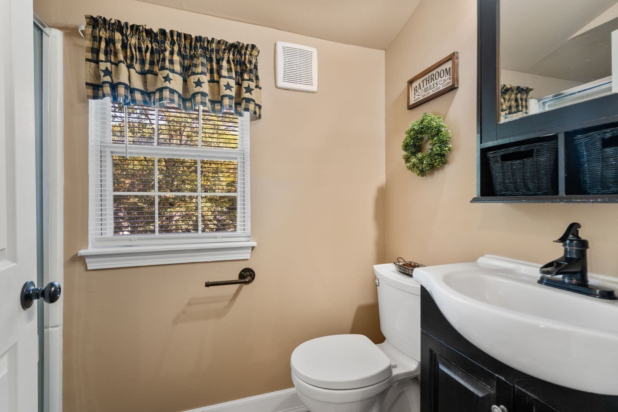 Single Family Residence at 4 Williamsburg Dr, Uxbridge MA 01569, photo 23 of 37