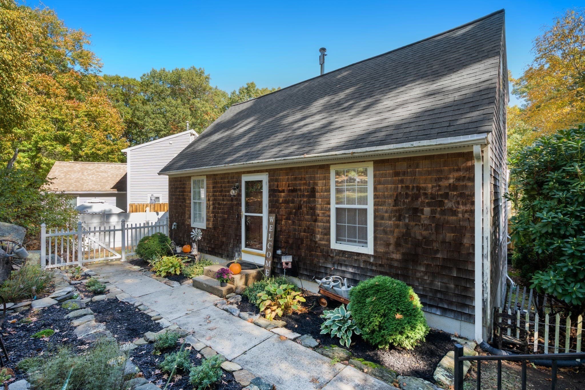 Single Family Residence at 4 Williamsburg Dr, Uxbridge MA 01569, photo 2 of 37