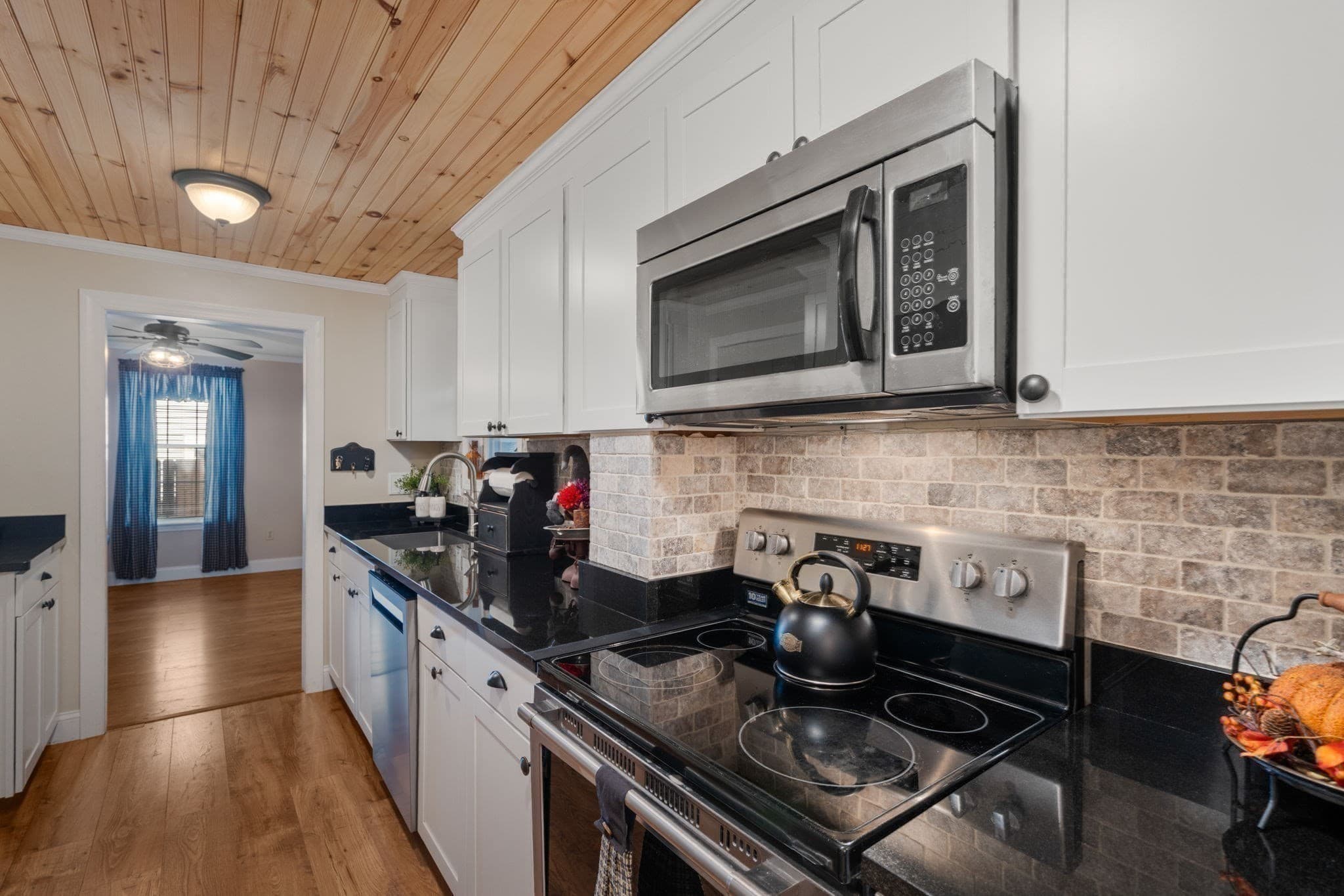 Single Family Residence at 4 Williamsburg Dr, Uxbridge MA 01569, photo 17 of 37