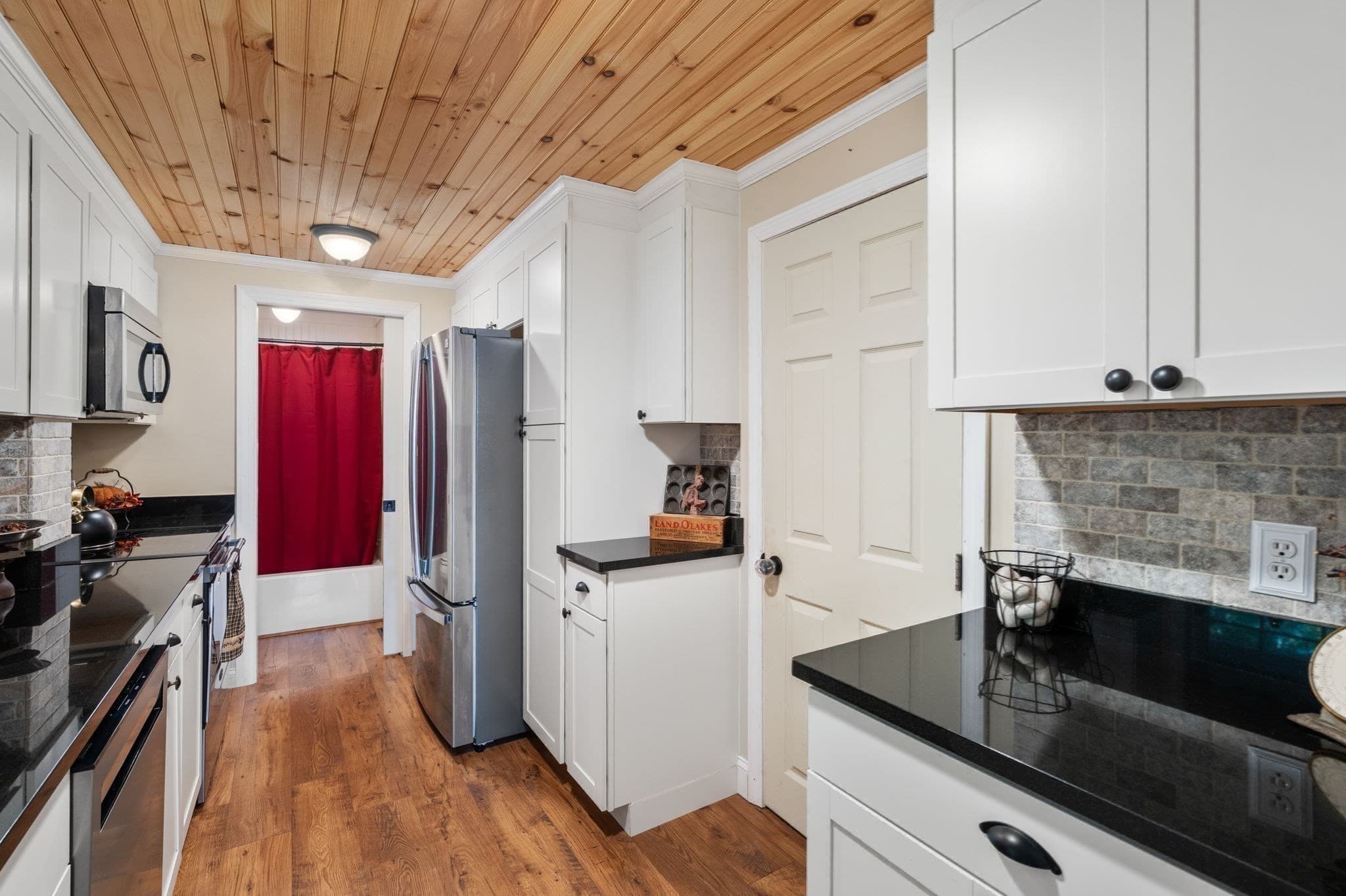Single Family Residence at 4 Williamsburg Dr, Uxbridge MA 01569, photo 16 of 37