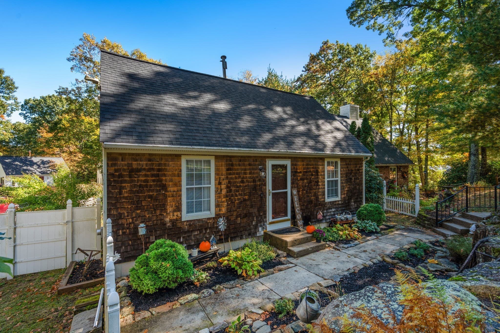 Single Family Residence at 4 Williamsburg Dr, Uxbridge MA 01569, photo 3 of 37