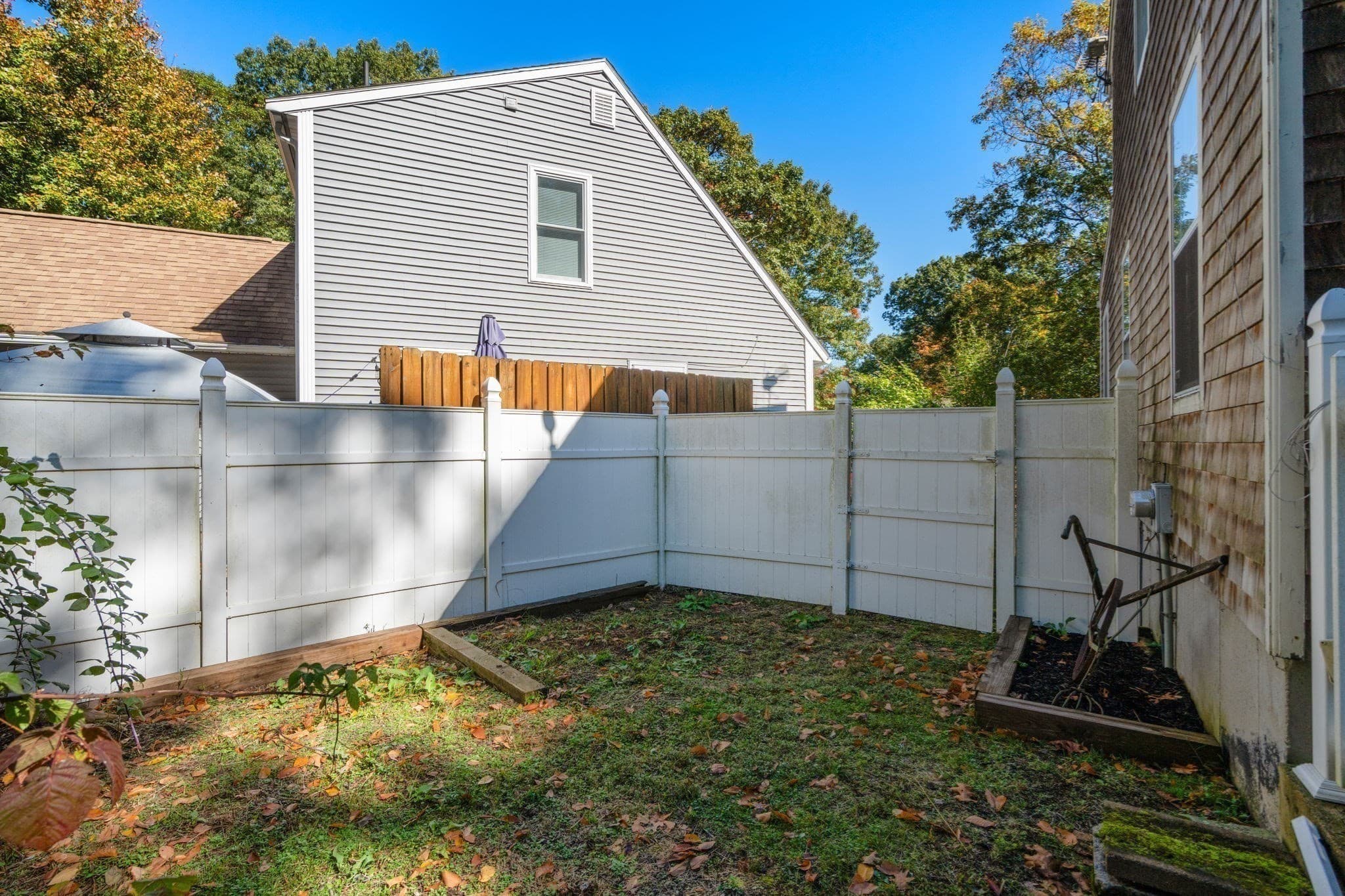 Single Family Residence at 4 Williamsburg Dr, Uxbridge MA 01569, photo 28 of 37