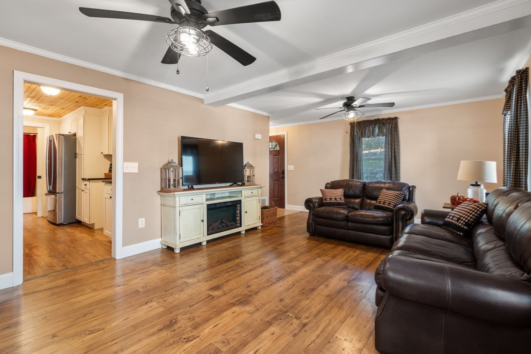 Single Family Residence at 4 Williamsburg Dr, Uxbridge MA 01569, photo 9 of 37