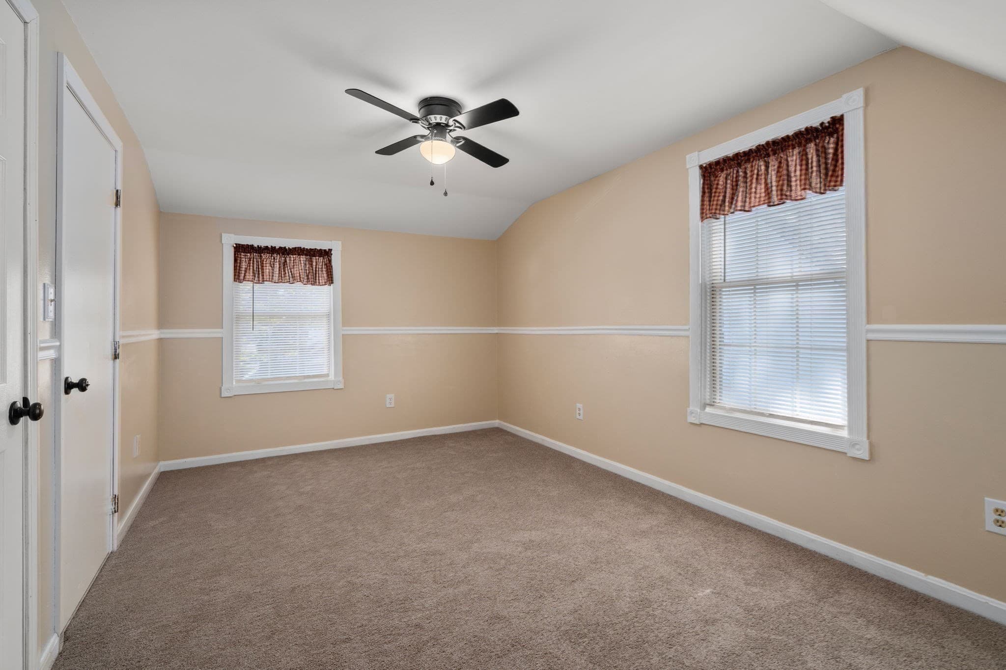 Single Family Residence at 4 Williamsburg Dr, Uxbridge MA 01569, photo 24 of 37