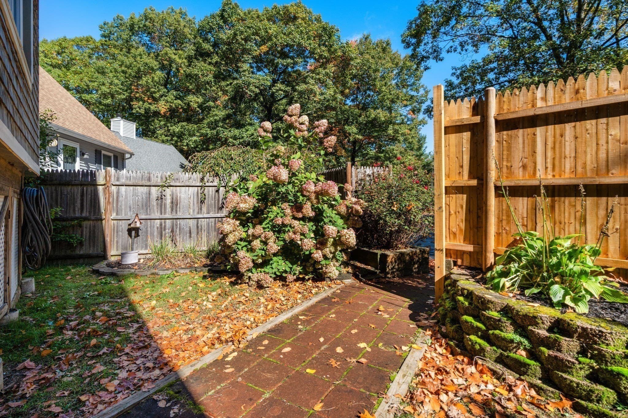 Single Family Residence at 4 Williamsburg Dr, Uxbridge MA 01569, photo 30 of 37