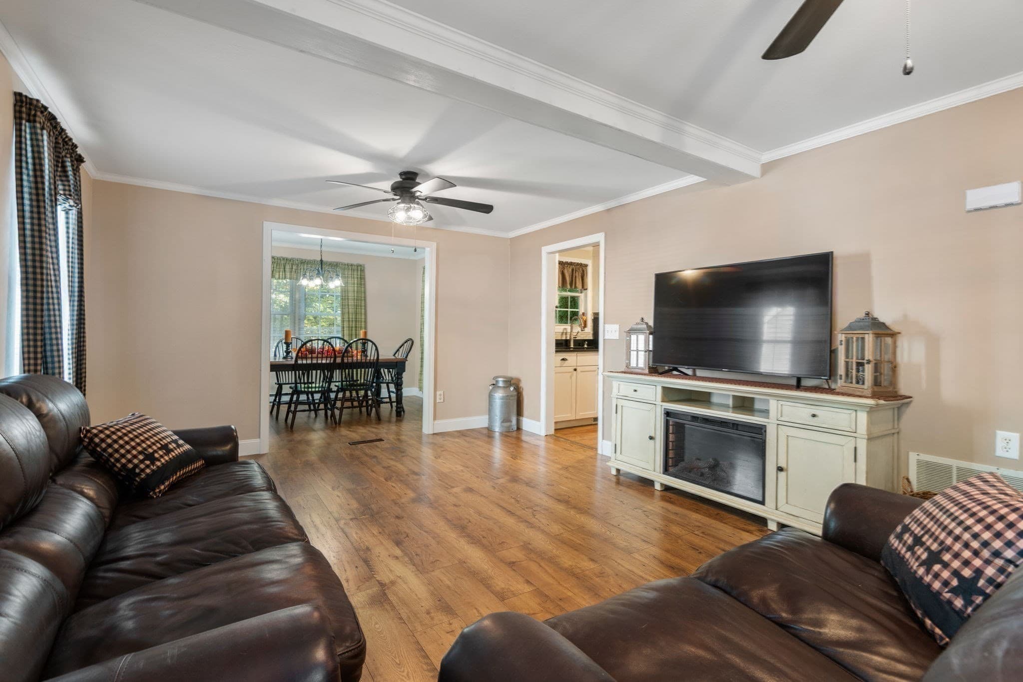 Single Family Residence at 4 Williamsburg Dr, Uxbridge MA 01569, photo 10 of 37