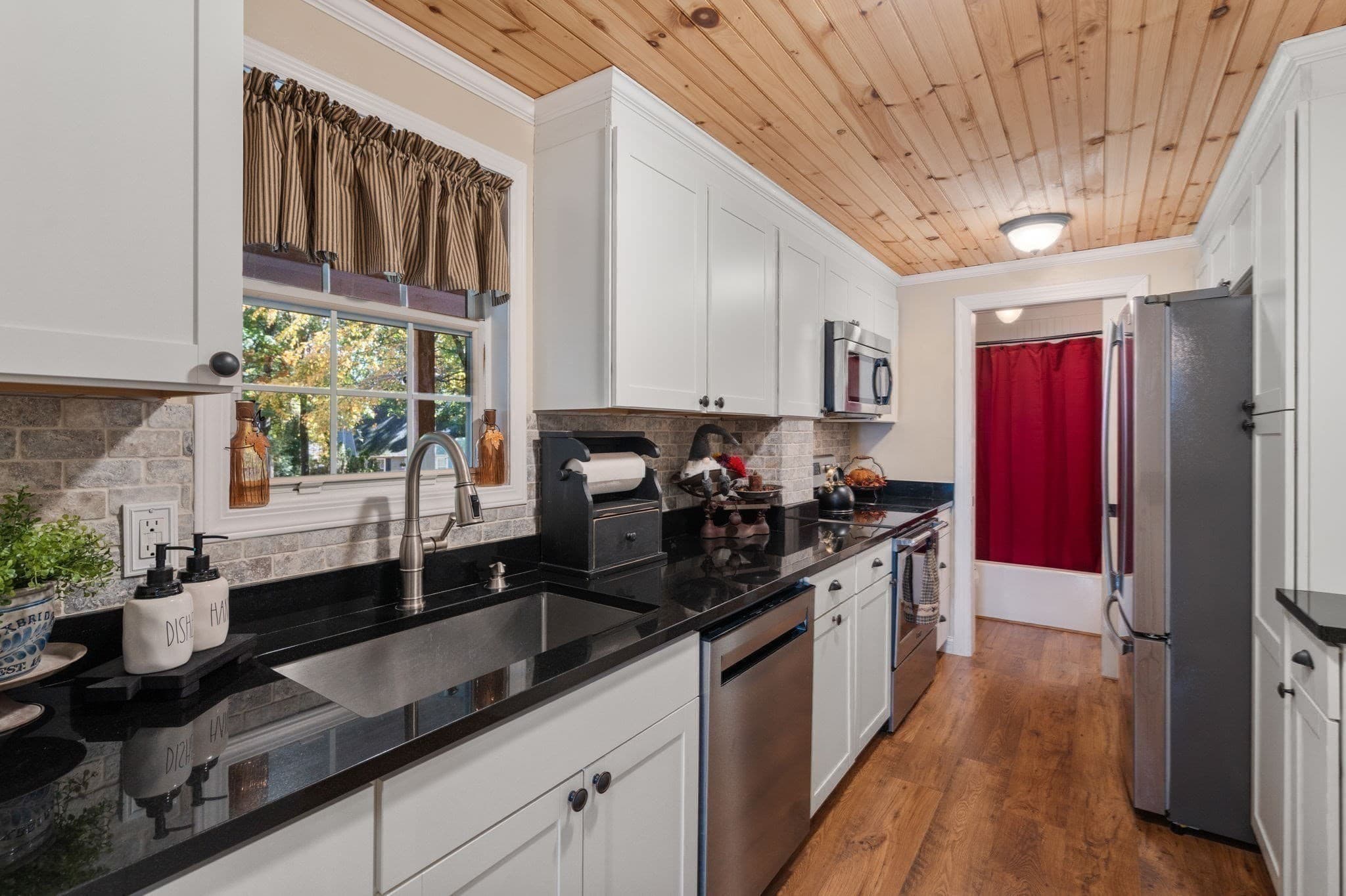 Single Family Residence at 4 Williamsburg Dr, Uxbridge MA 01569, photo 15 of 37