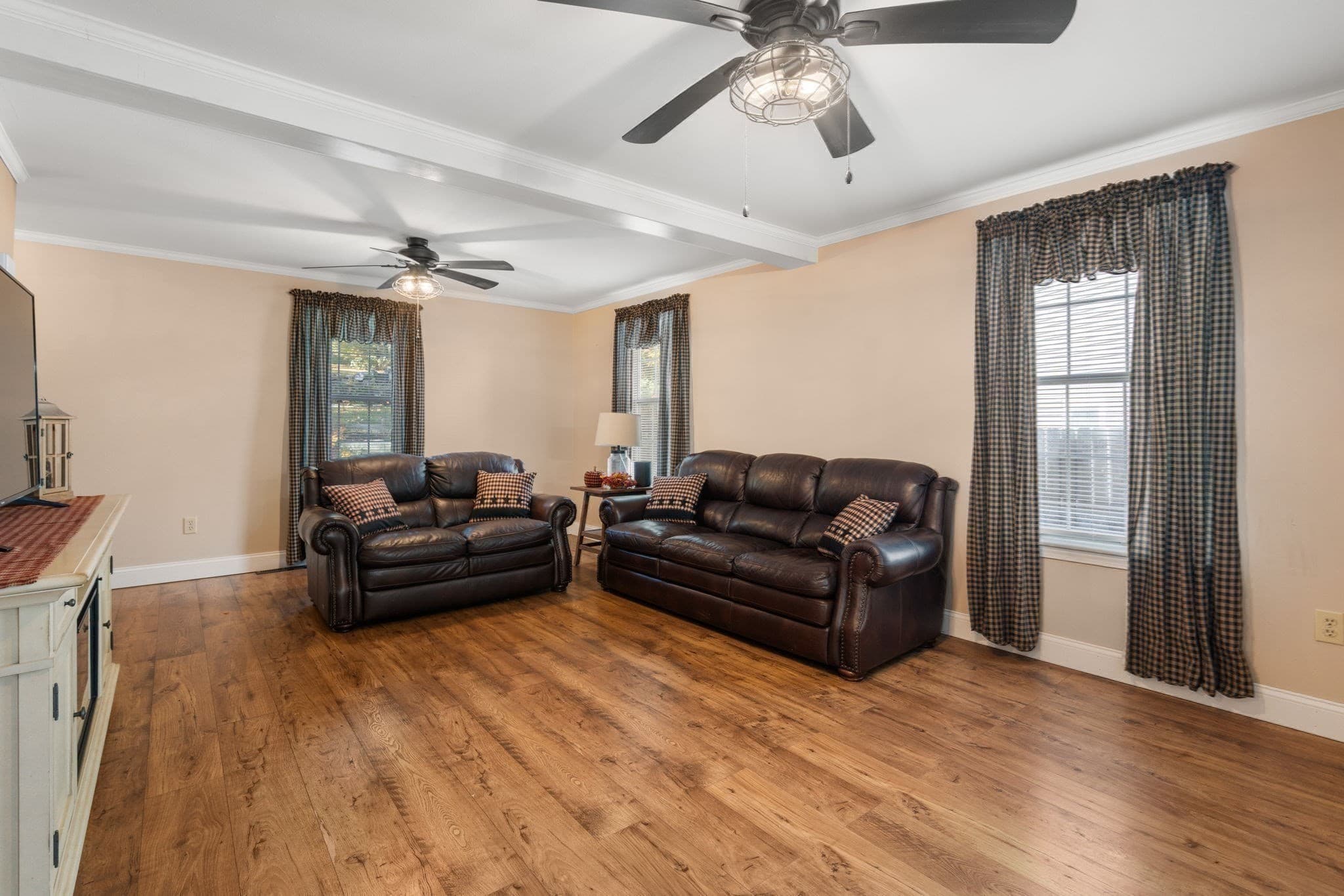 Single Family Residence at 4 Williamsburg Dr, Uxbridge MA 01569, photo 8 of 37