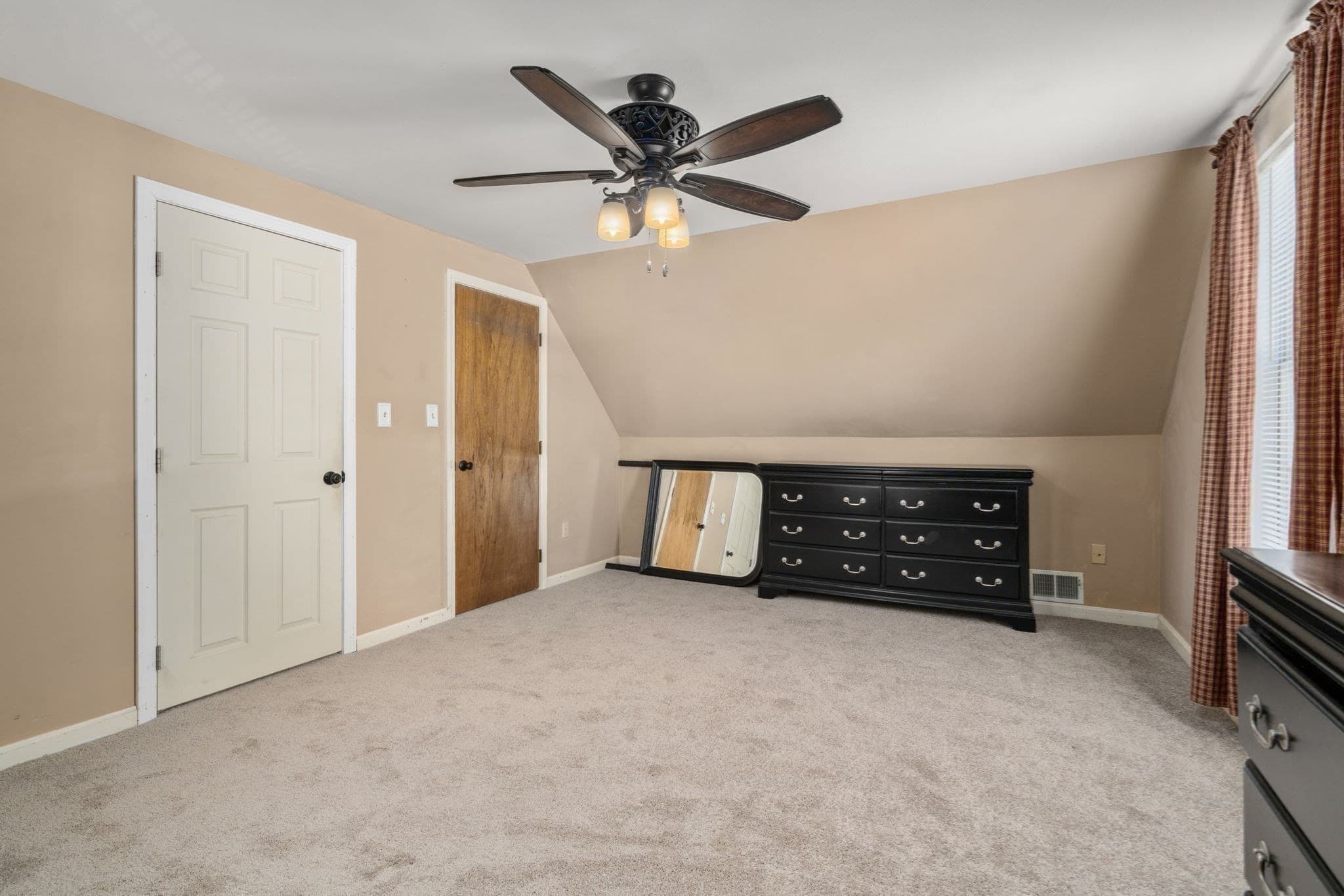 Single Family Residence at 4 Williamsburg Dr, Uxbridge MA 01569, photo 25 of 37