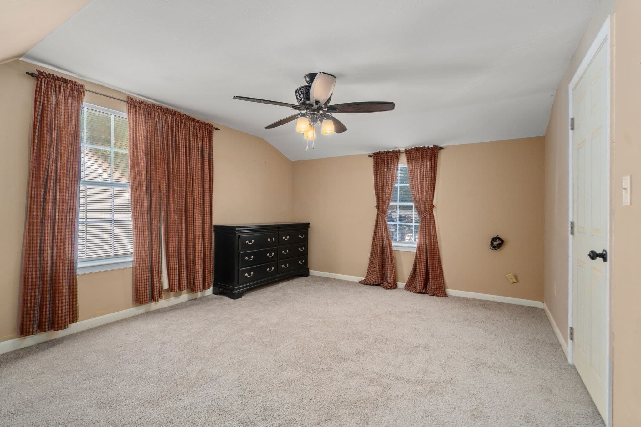 Single Family Residence at 4 Williamsburg Dr, Uxbridge MA 01569, photo 21 of 37