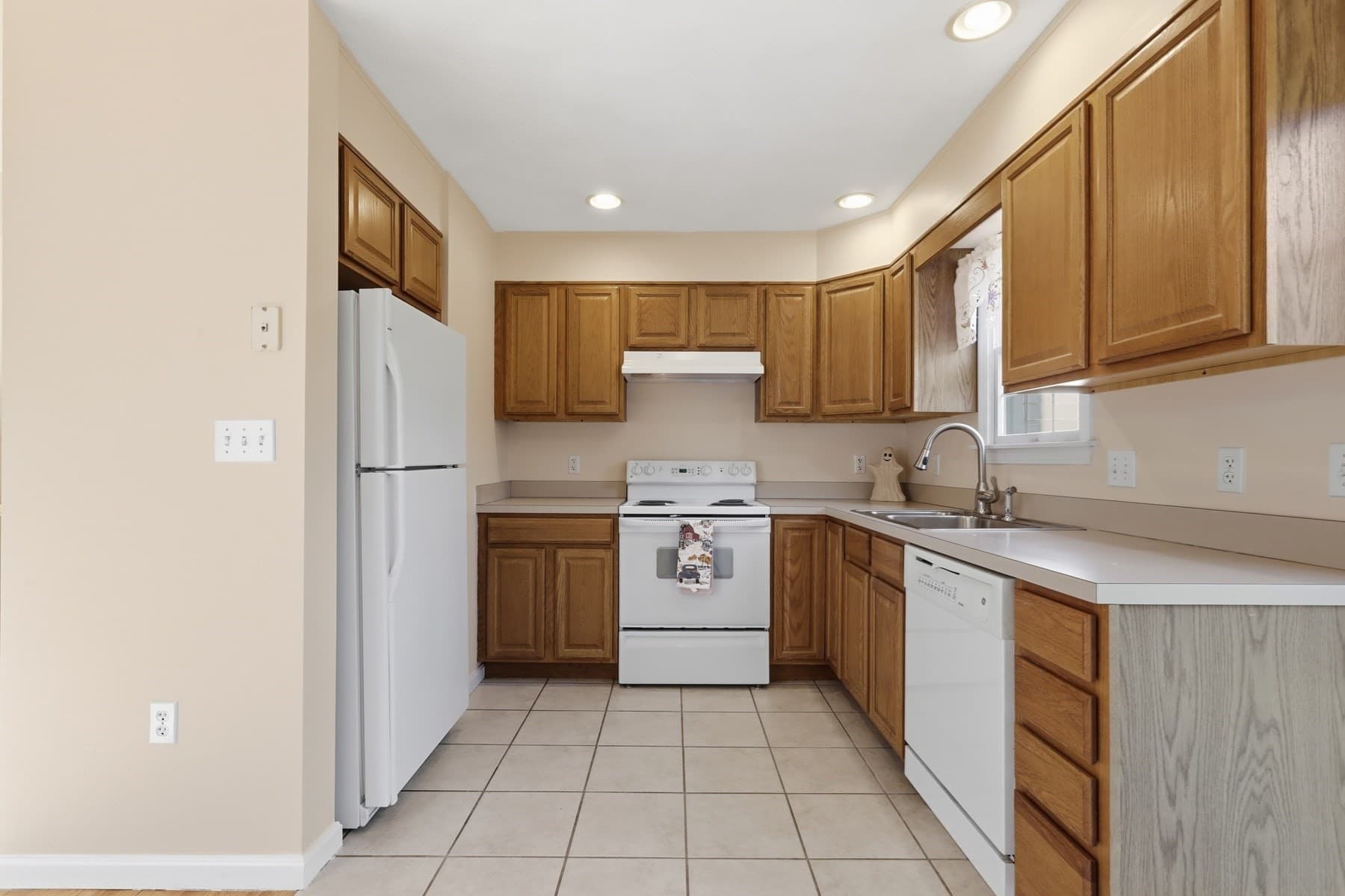 Condominium at 252 Albion St # 15, Wakefield MA 01880, photo 13 of 30