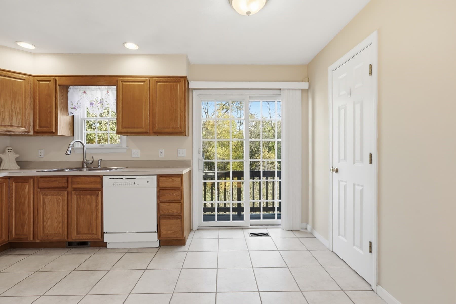 Condominium at 252 Albion St # 15, Wakefield MA 01880, photo 7 of 30