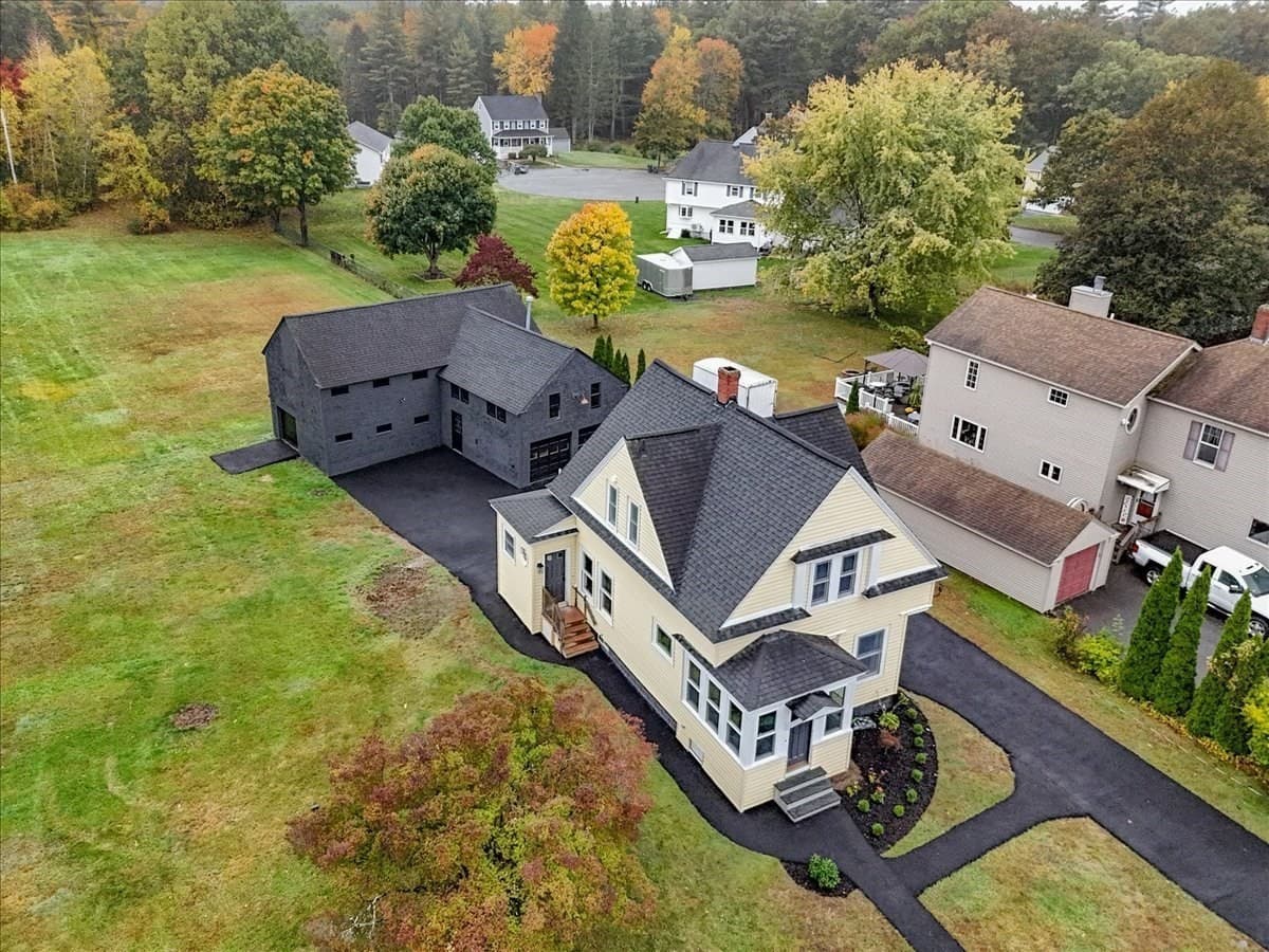 Single Family Residence at 137 Hampshire Rd, Methuen MA 01844, photo 2 of 42