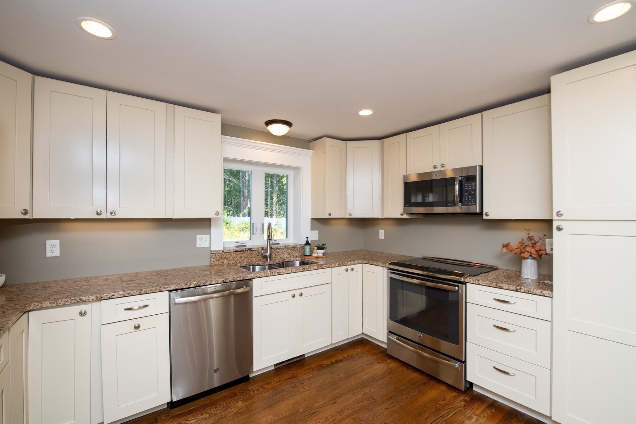 Single Family Residence at 46 Bennett Rd, Rochester MA 02770, photo 6 of 33