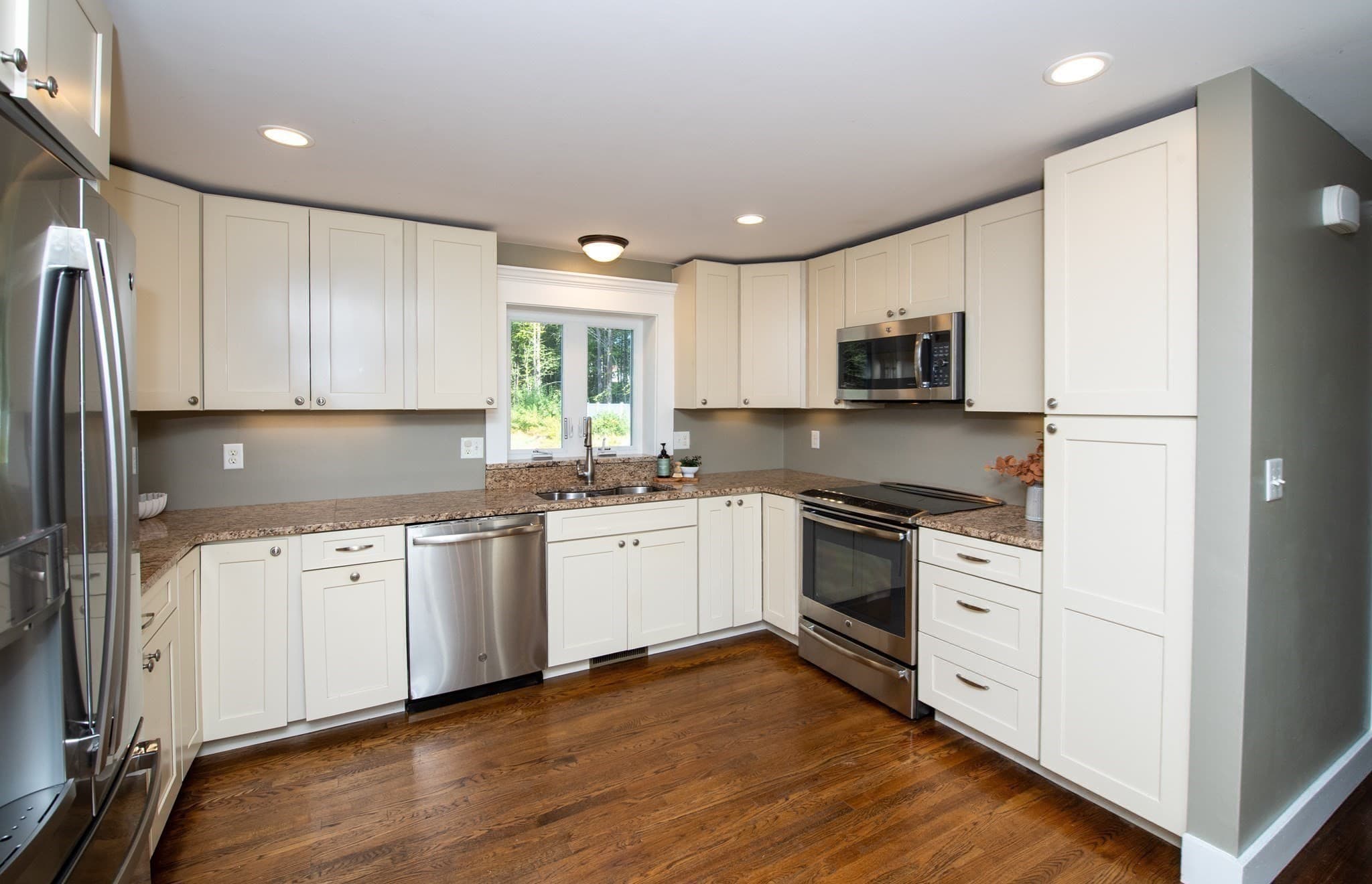 Single Family Residence at 46 Bennett Rd, Rochester MA 02770, photo 5 of 33