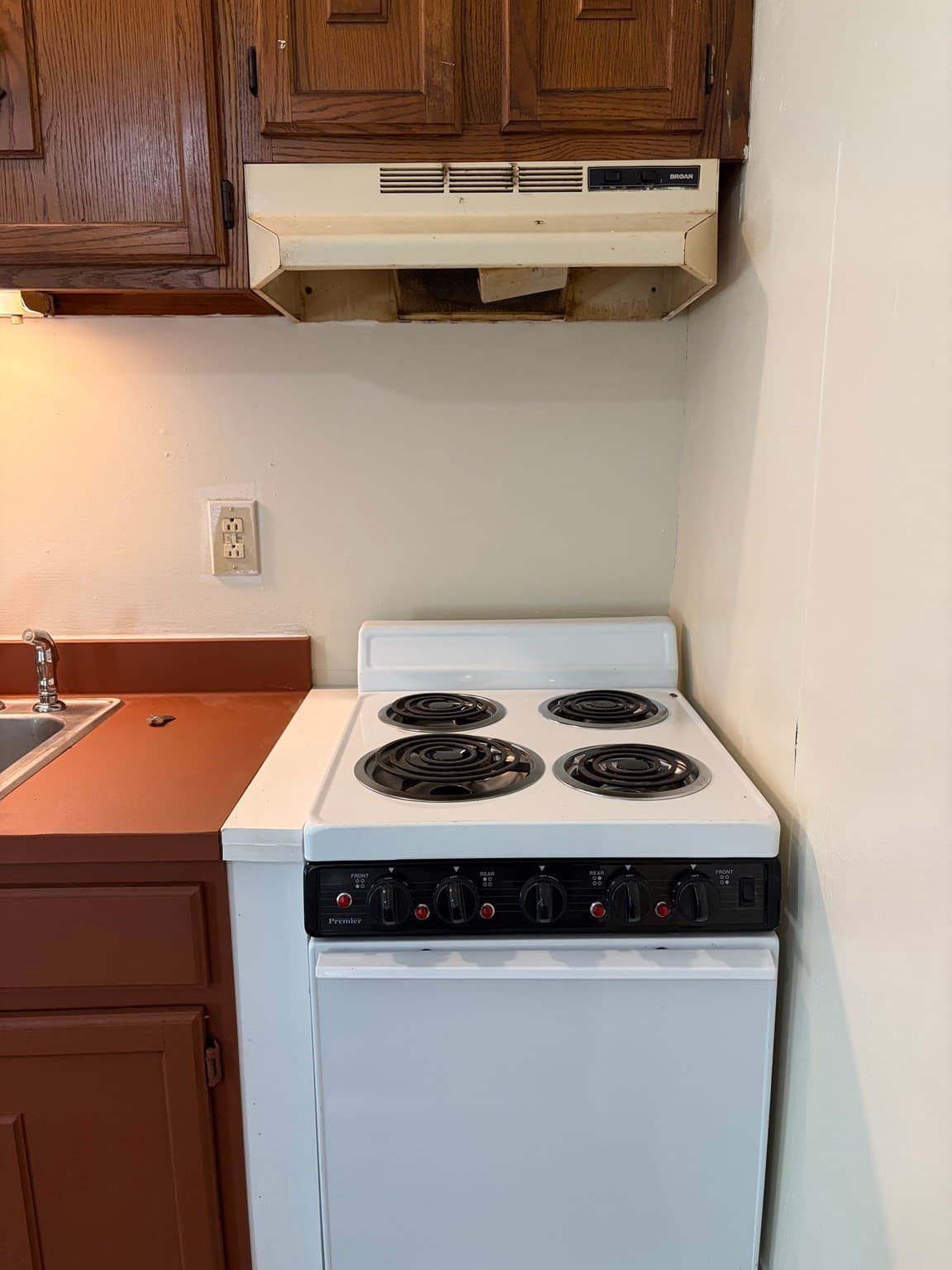 Apartment at 8 Exchange Ct # 2, Waltham MA 02452, photo 3 of 8