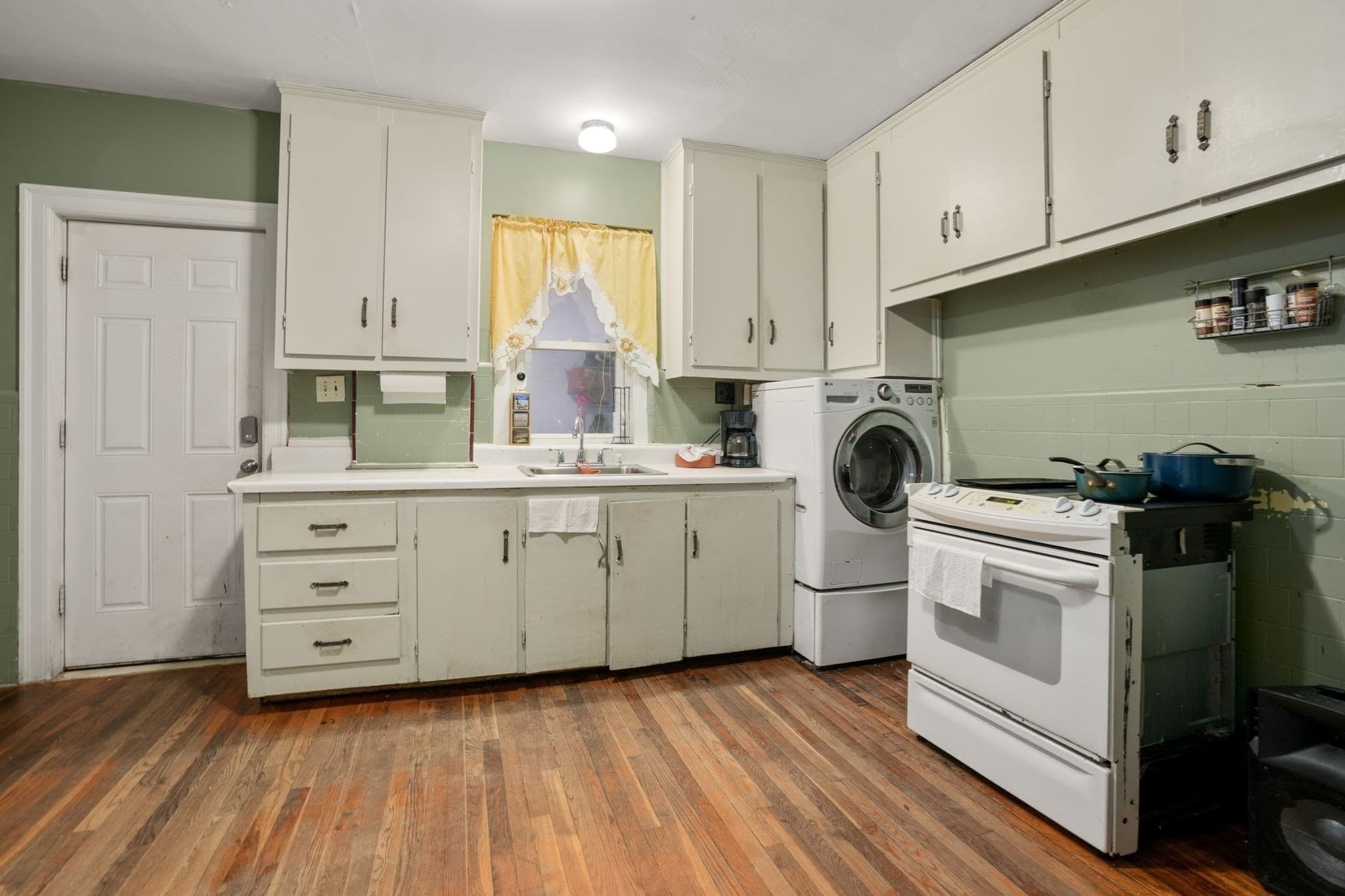 3 Family at 8-3 Chilmark, Worcester MA 01604, Worcester, photo 15 of 34