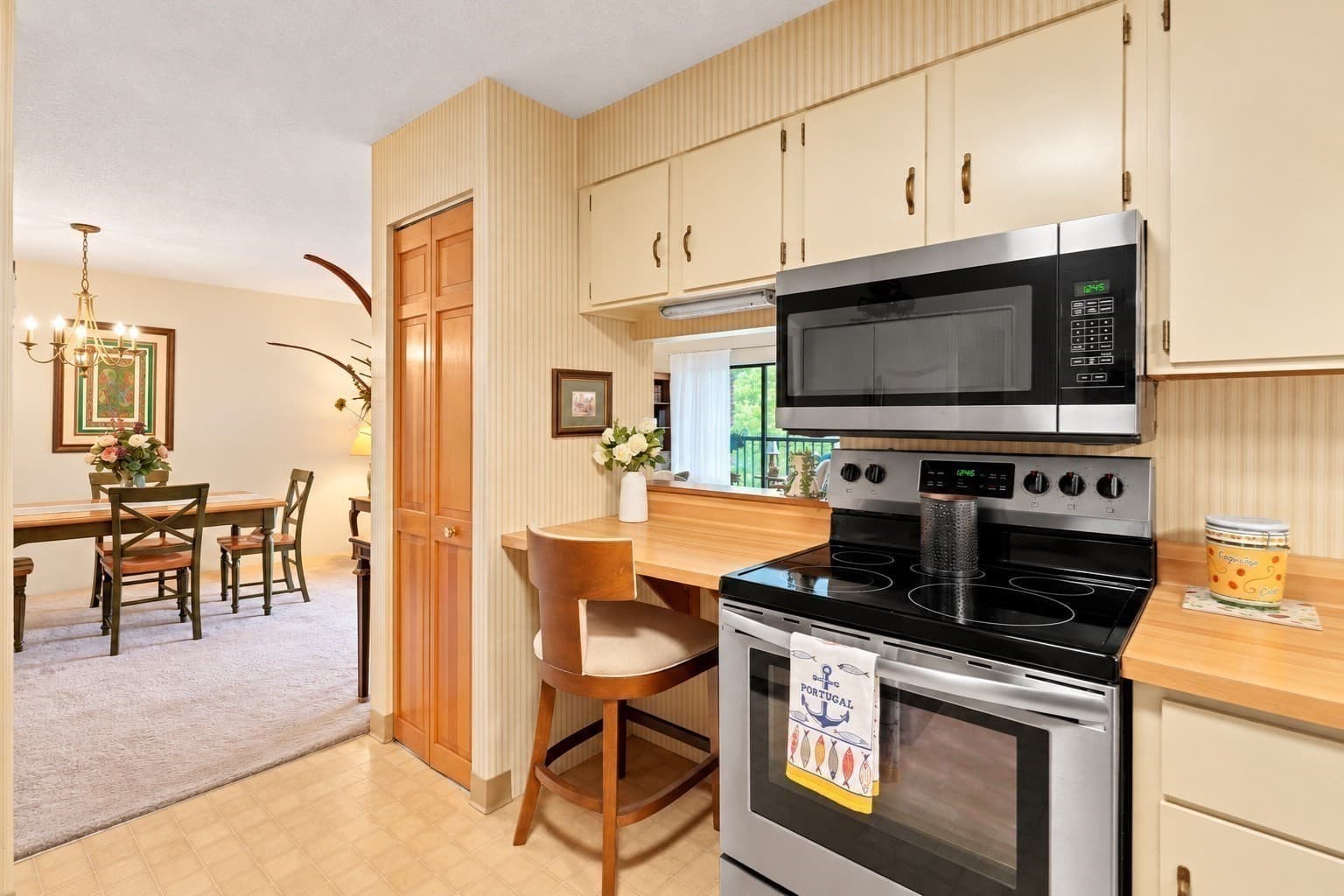 Condominium at 1 Summit Dr # 57, Reading MA 01867, Reading, photo 13 of 32