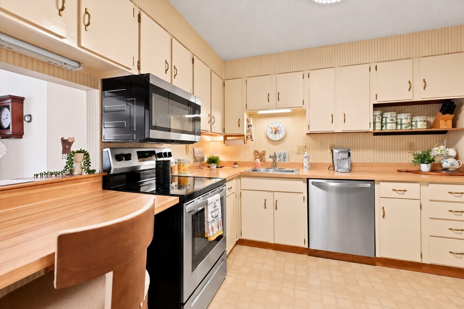 Condominium at 1 Summit Dr # 57, Reading MA 01867, Reading, photo 11 of 32