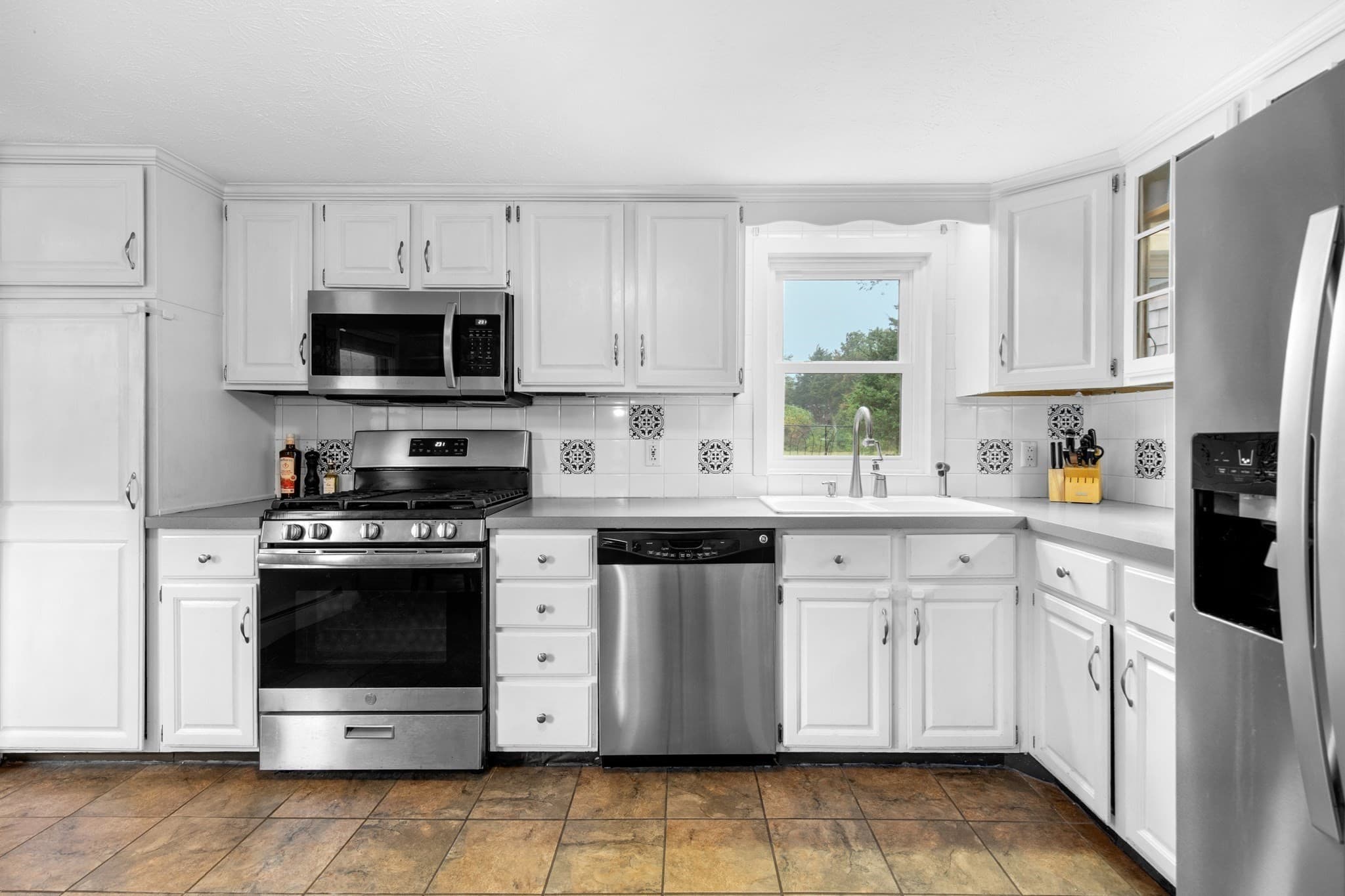 Single Family Residence at 11 Marshview Dr, Marshfield MA 02050, photo 12 of 39