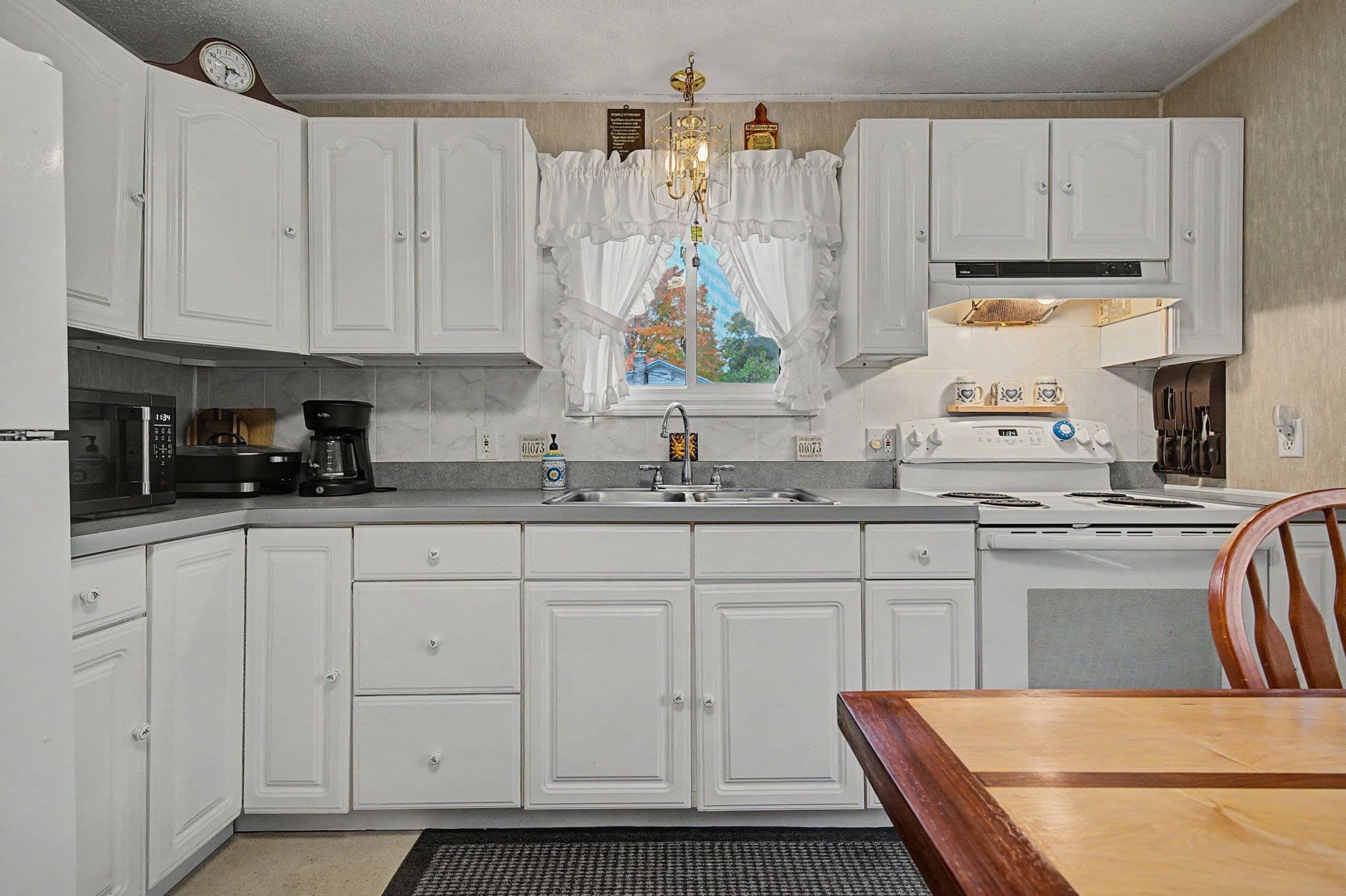 Single Family Residence at 2 Karen Ln, Southampton MA 01073, photo 8 of 32
