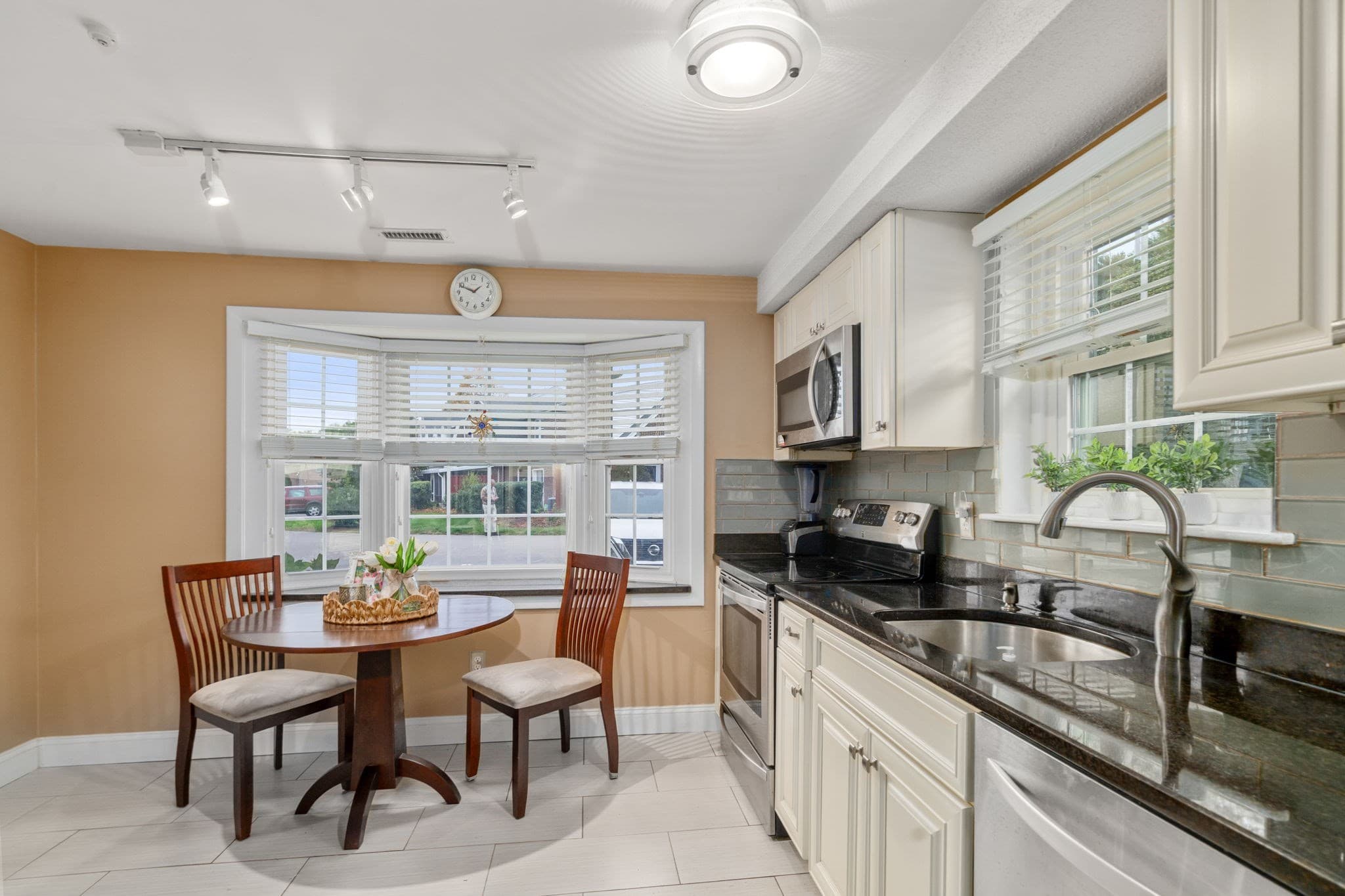Condominium at 4 Jennifer Ln # 4, Stoughton MA 02072, Stoughton, photo 3 of 13