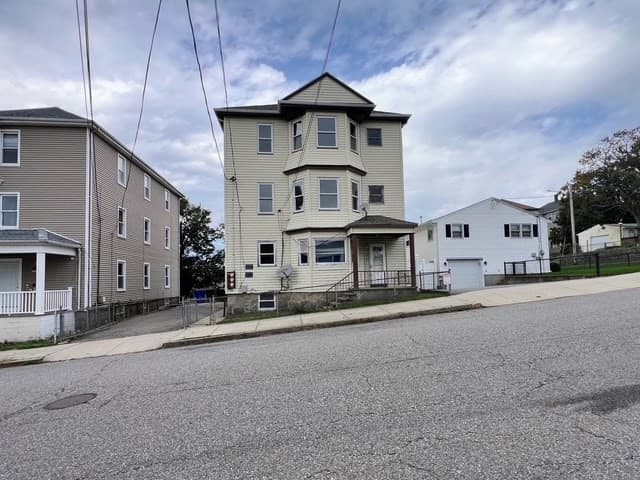 692 Penn St, Fall River MA 02724