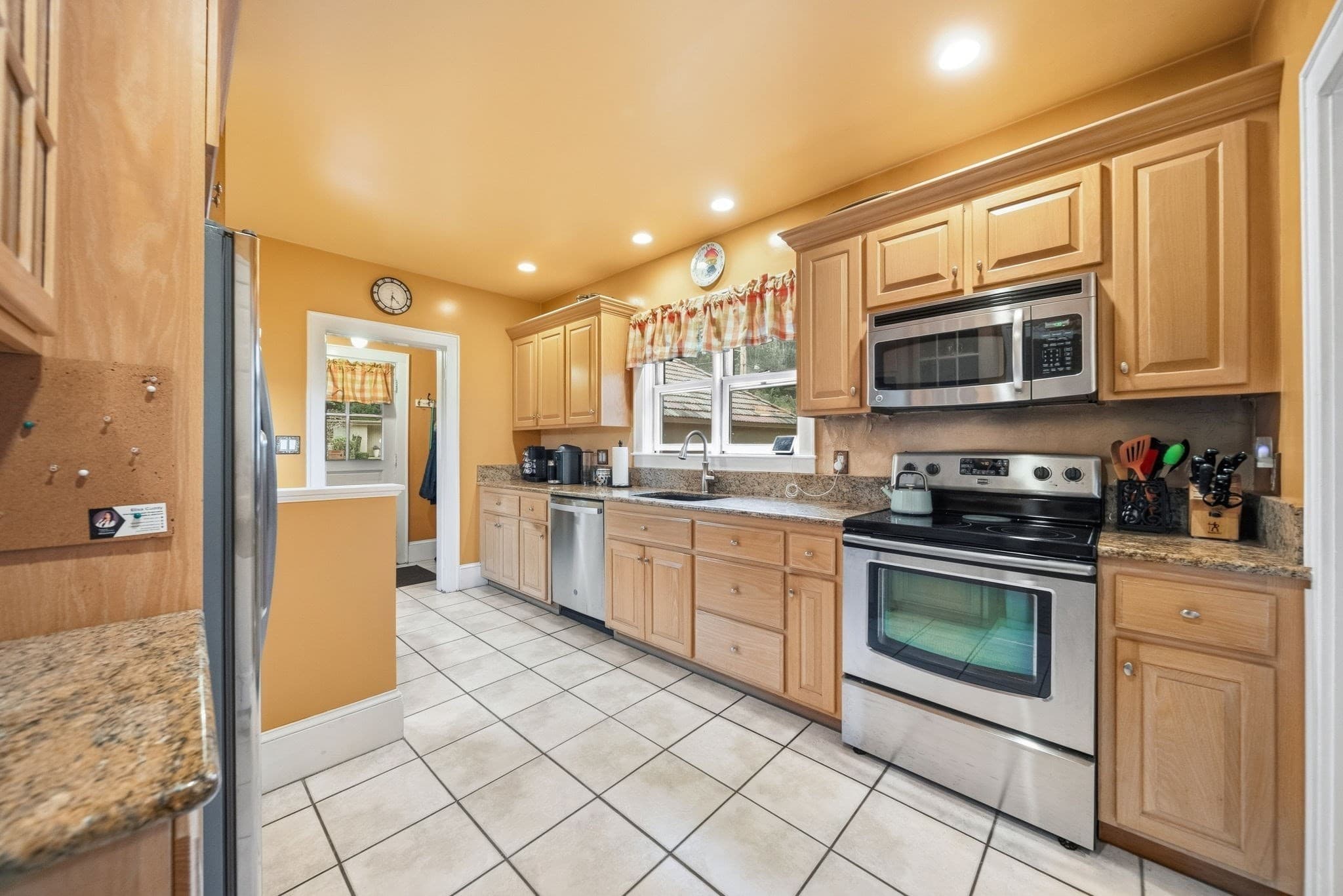 Single Family Residence at 162 Flagg St, Worcester MA 01609, photo 9 of 37