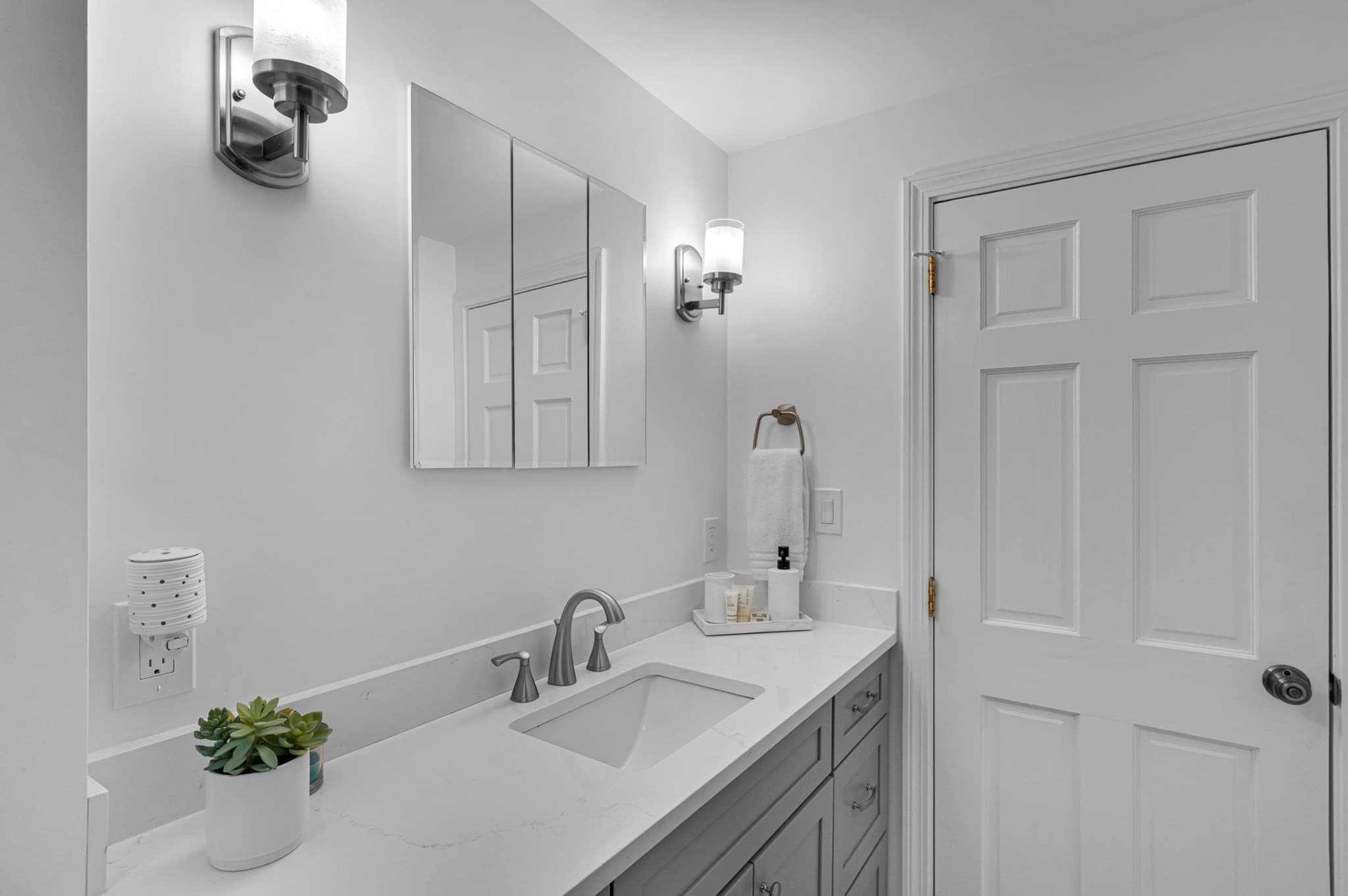 Single Family Residence at 7 Garrison Dr, Plainville MA 02762, photo 13 of 39