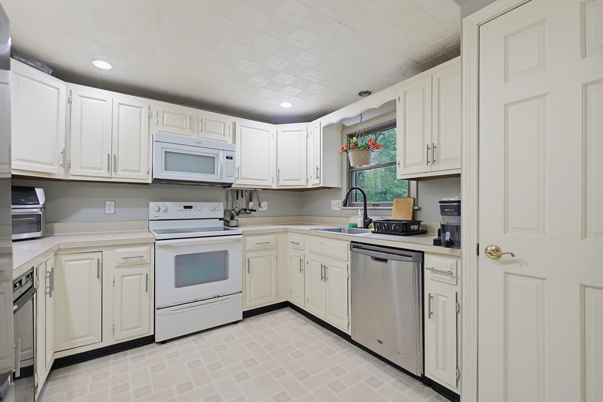 Condominium at 14 Anderson Way # 14, Malden MA 02148, Malden, photo 5 of 41