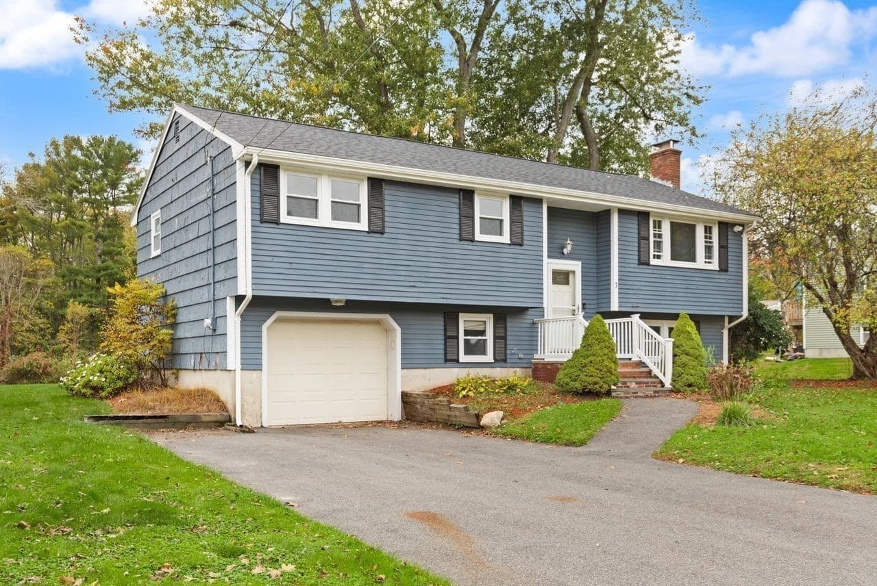 7 Heath Rd, Easton MA 02375