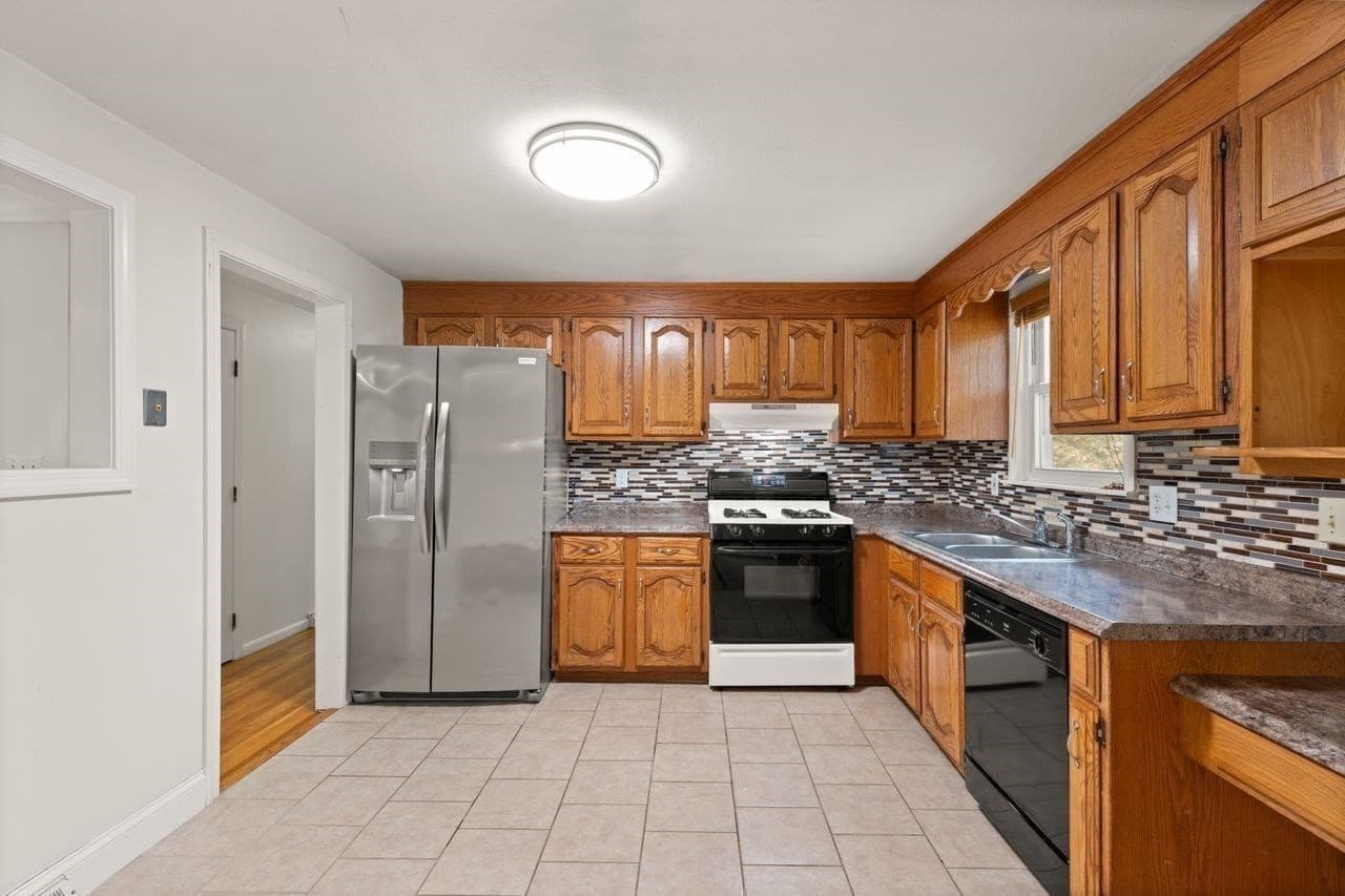 Single Family Residence at 7 Heath Rd, Easton MA 02375, photo 5 of 41