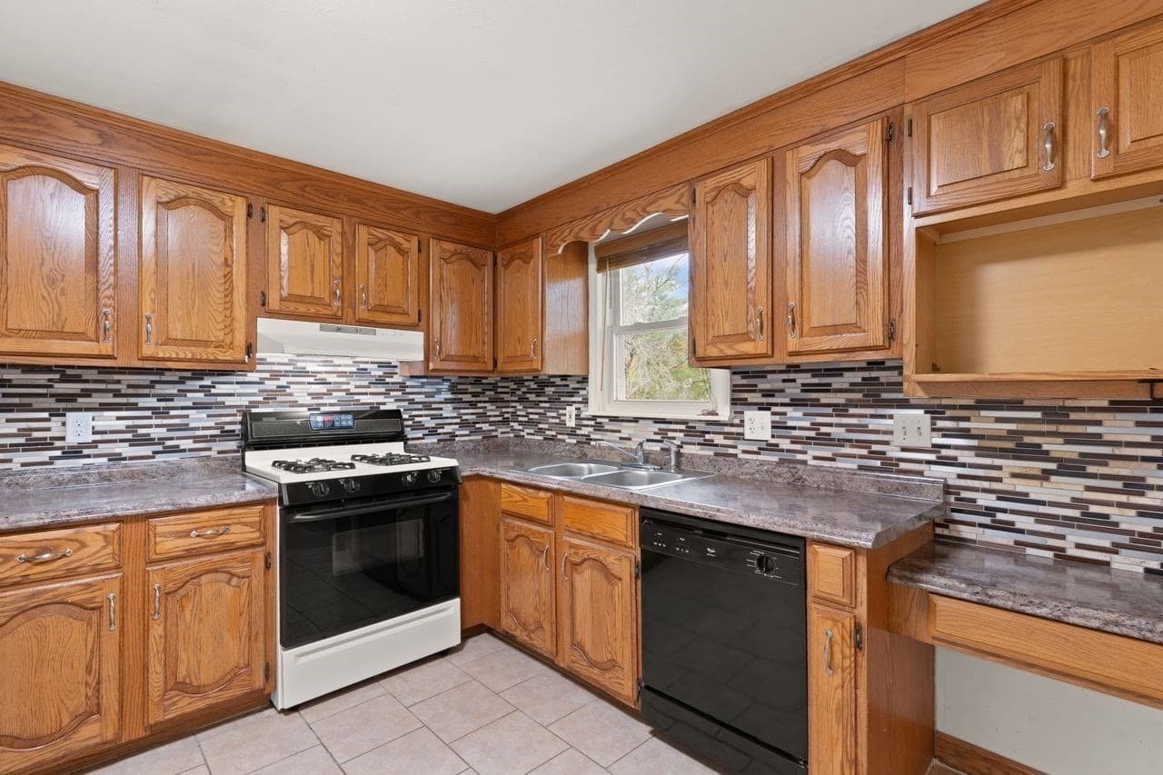 Single Family Residence at 7 Heath Rd, Easton MA 02375, photo 20 of 41