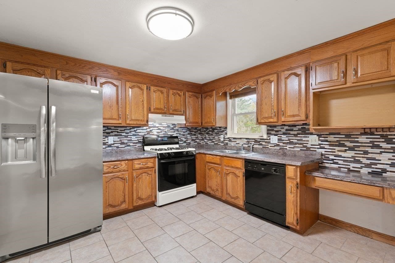 Single Family Residence at 7 Heath Rd, Easton MA 02375, photo 19 of 41