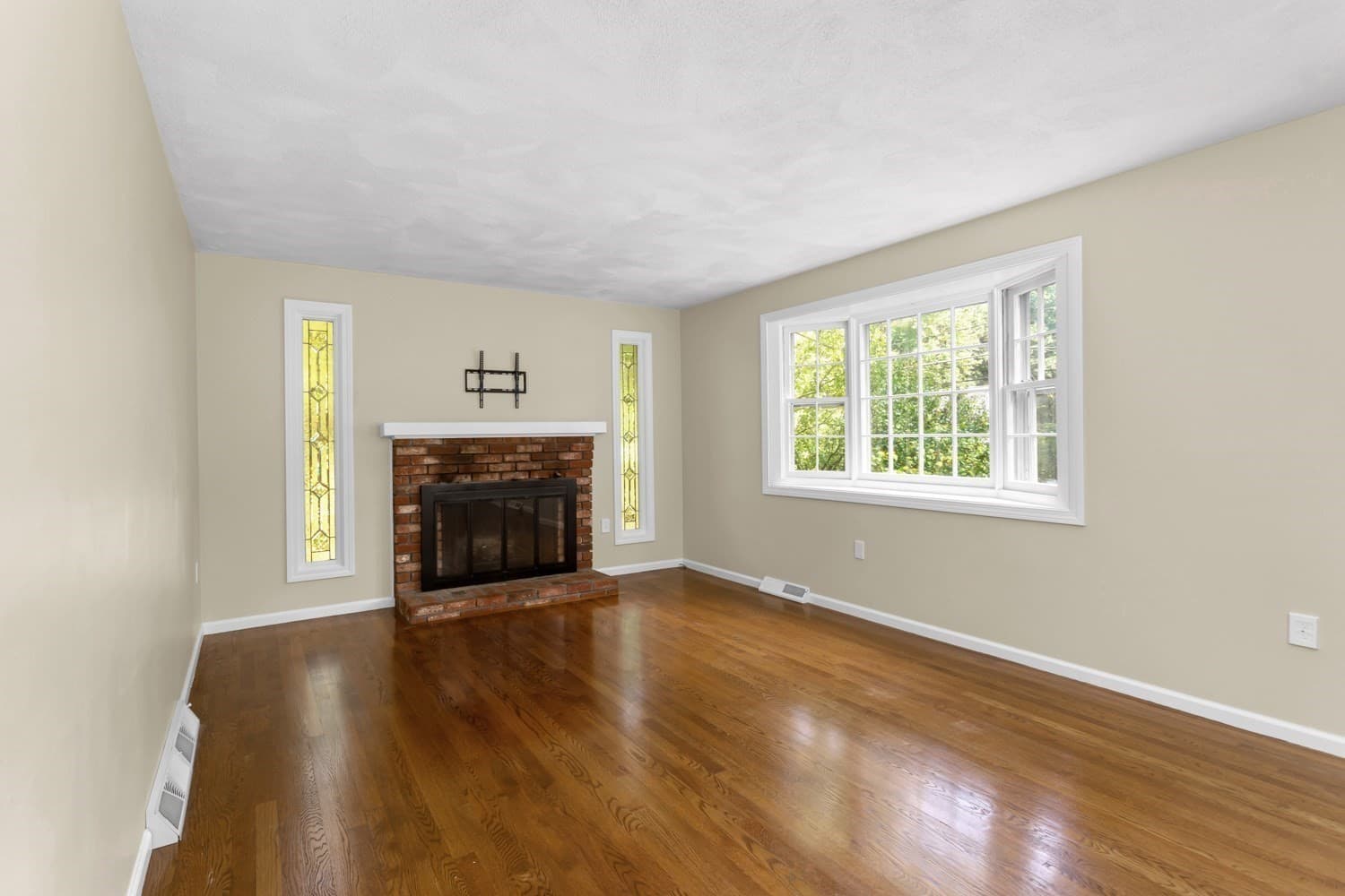 Single Family Residence at 98 Miller St, Franklin MA 02038, Franklin, photo 6 of 42