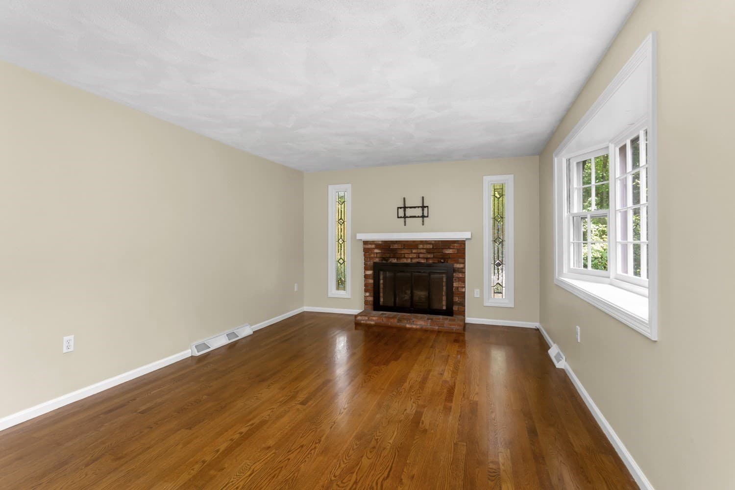 Single Family Residence at 98 Miller St, Franklin MA 02038, Franklin, photo 5 of 42