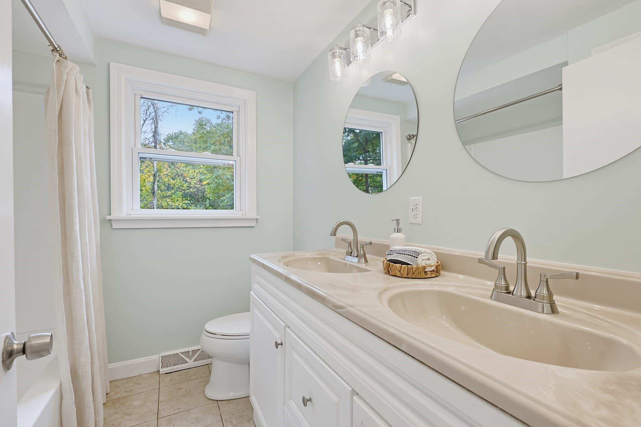 Single Family Residence at 20 Overlook Dr, Bellingham MA 02019, Bellingham, photo 18 of 39